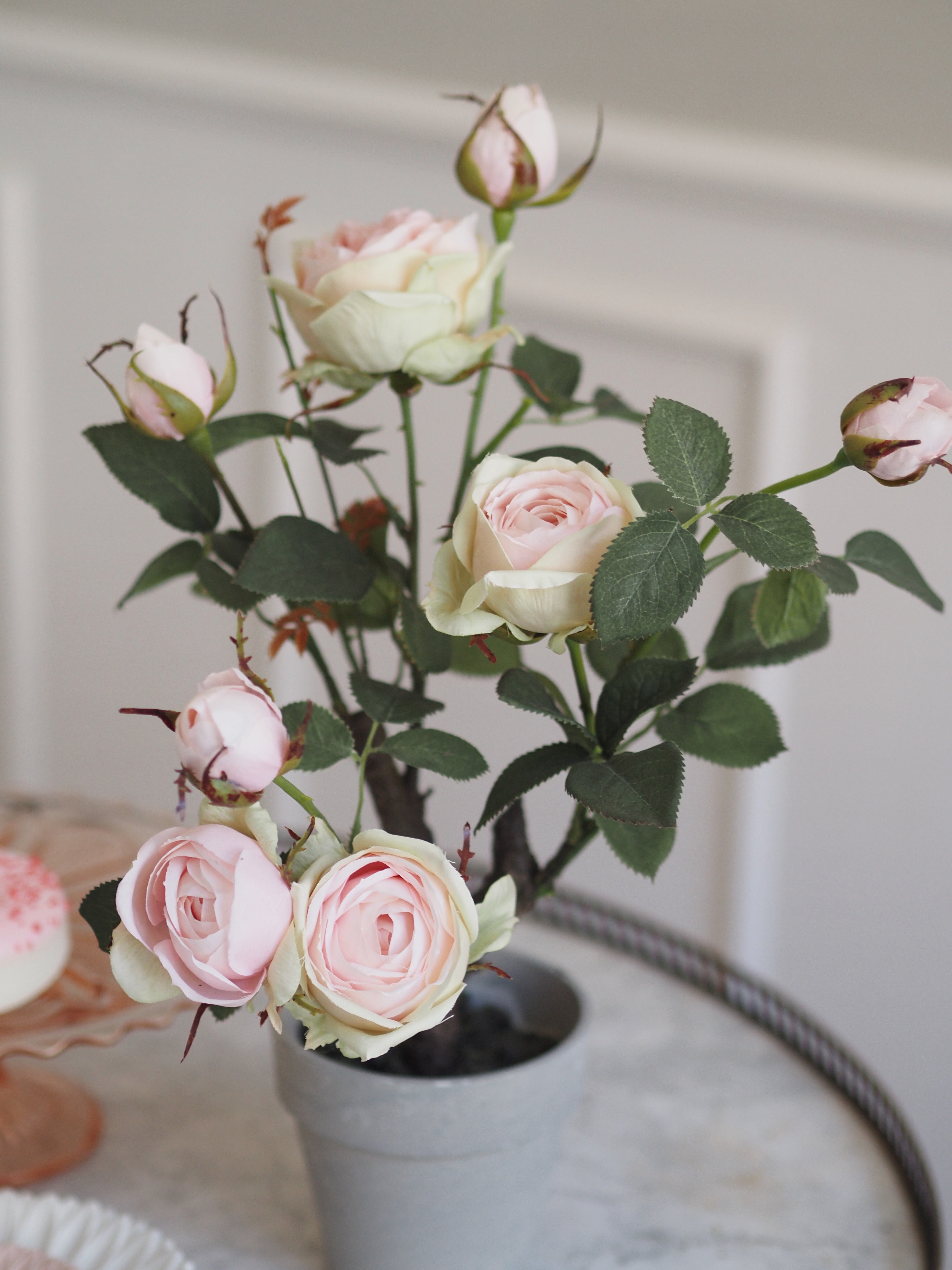 Rosenstrauch im Topf · dekorative Kunstrose · florale Tischdekoration