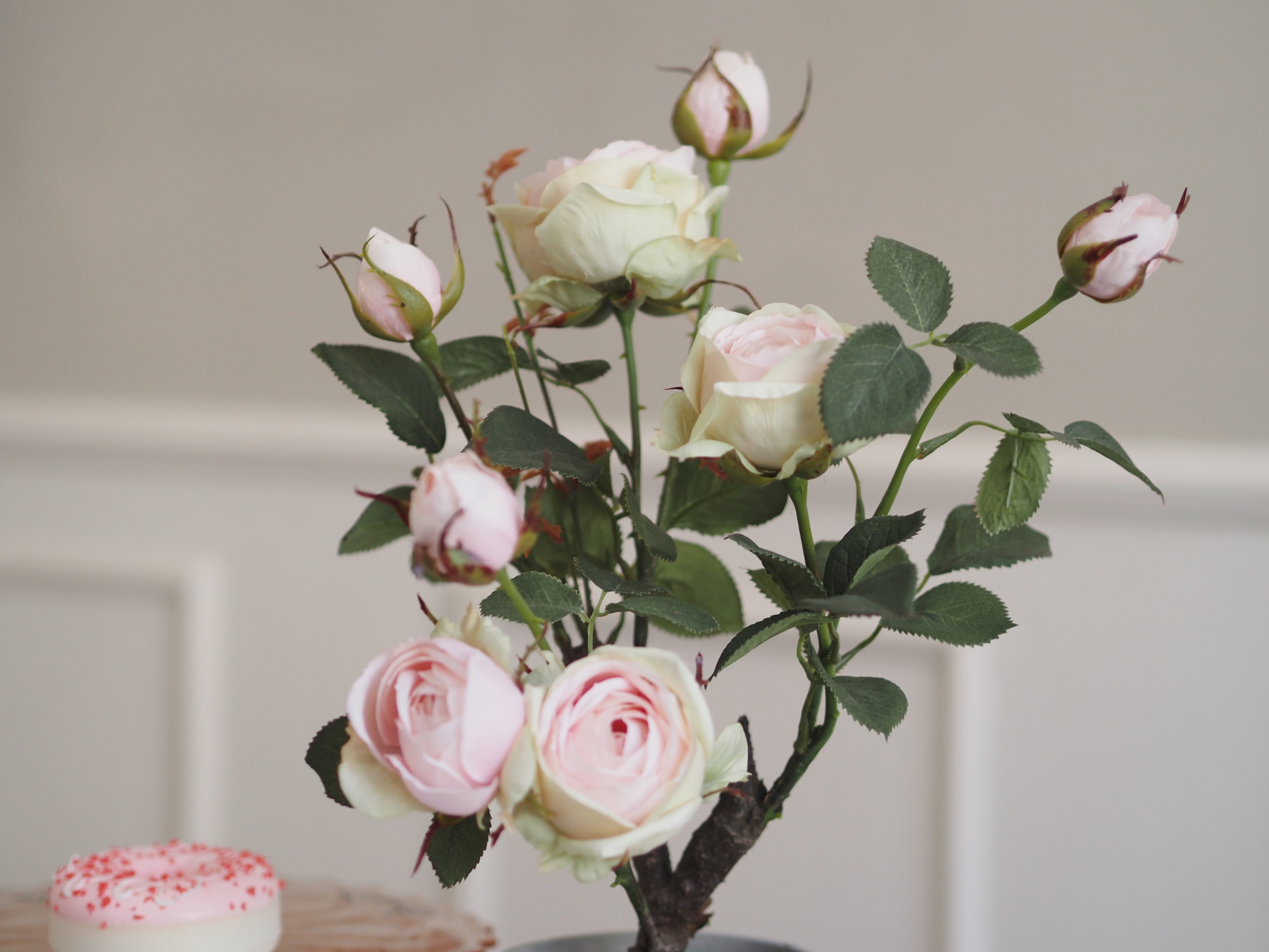Rosenstrauch im Topf · dekorative Kunstrose · florale Tischdekoration