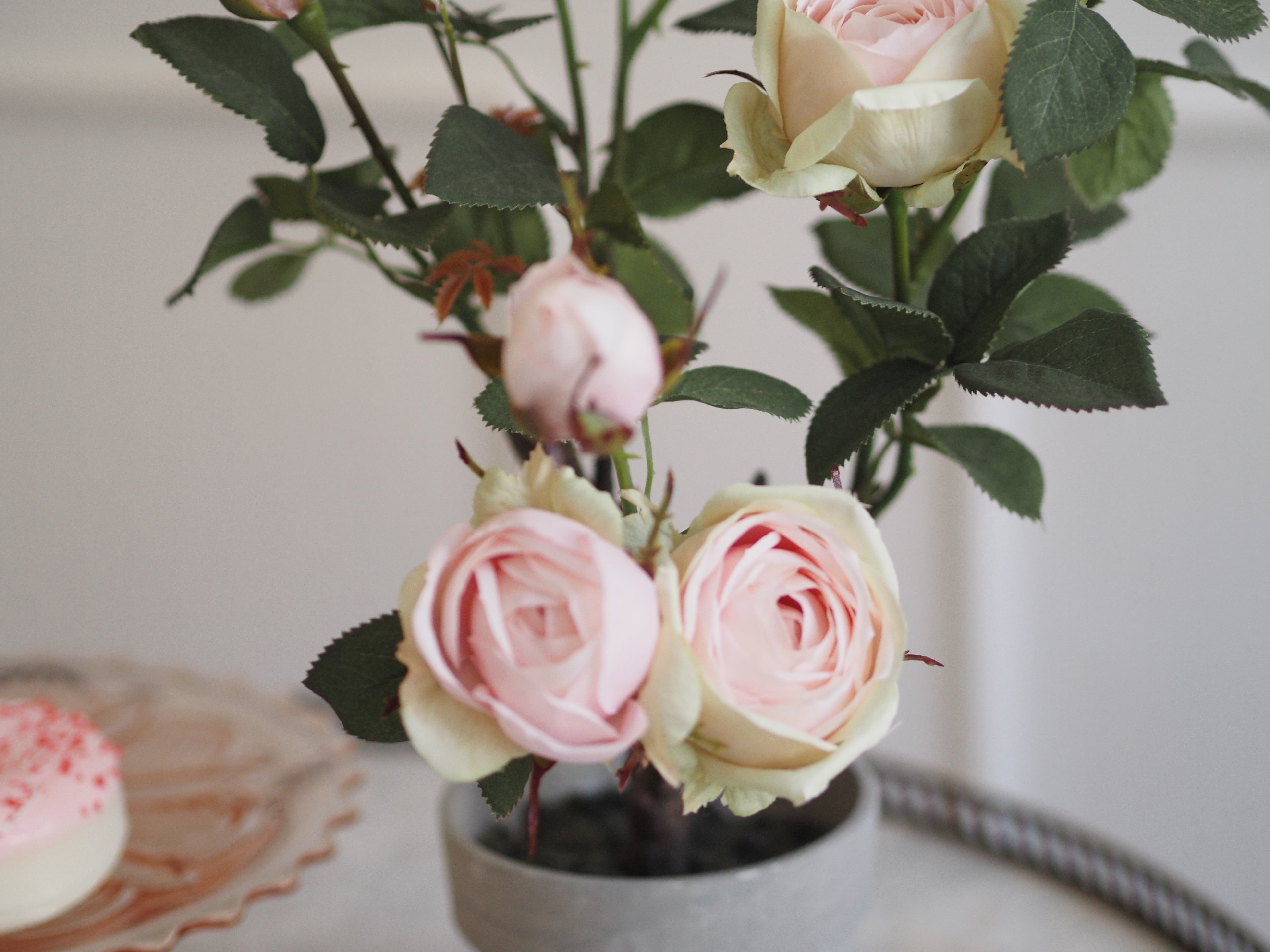 Rosenstrauch im Topf · dekorative Kunstrose · florale Tischdekoration