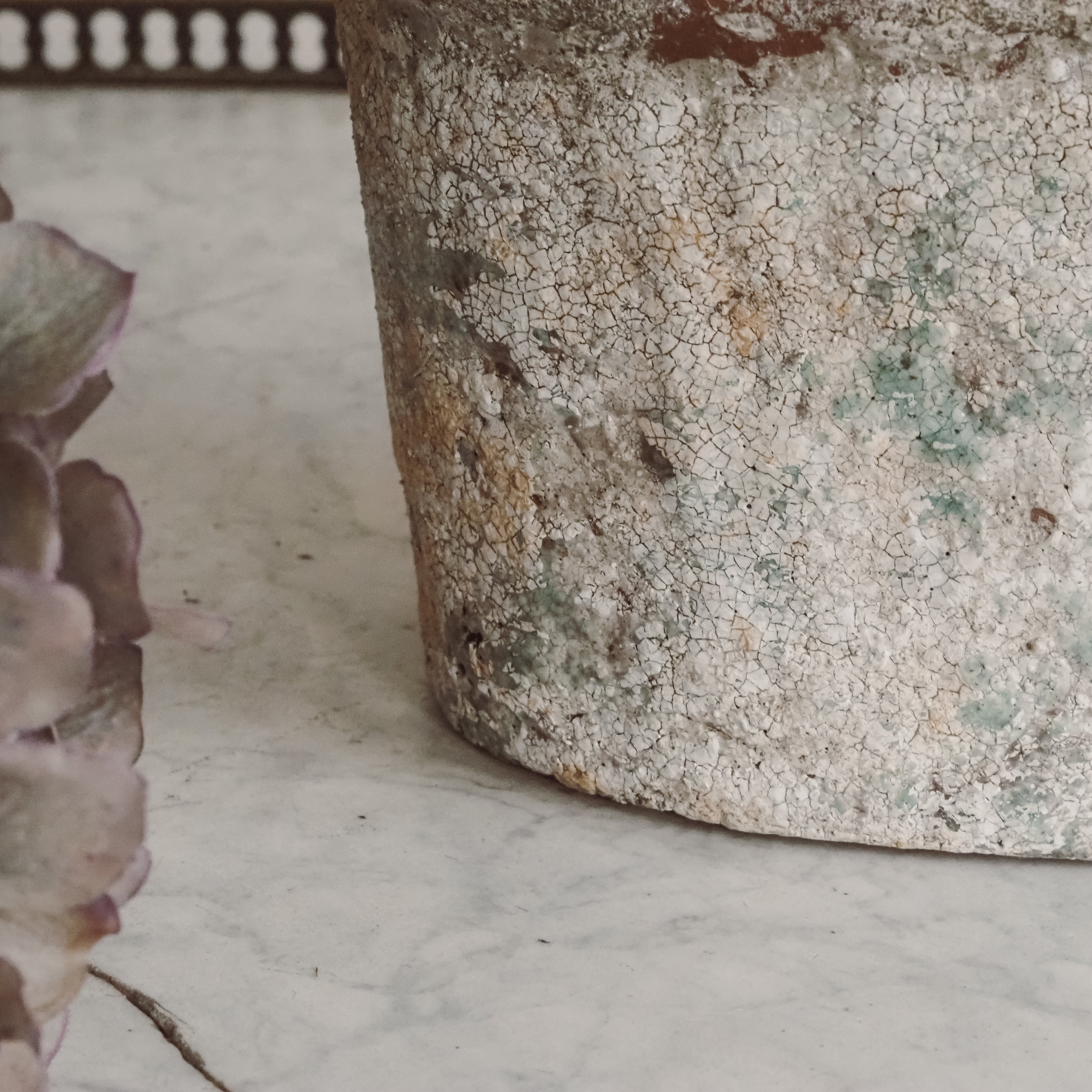 Dekorativer Blumen Keramiktopf · Steinoptik mit Patina, Pflanzentopf