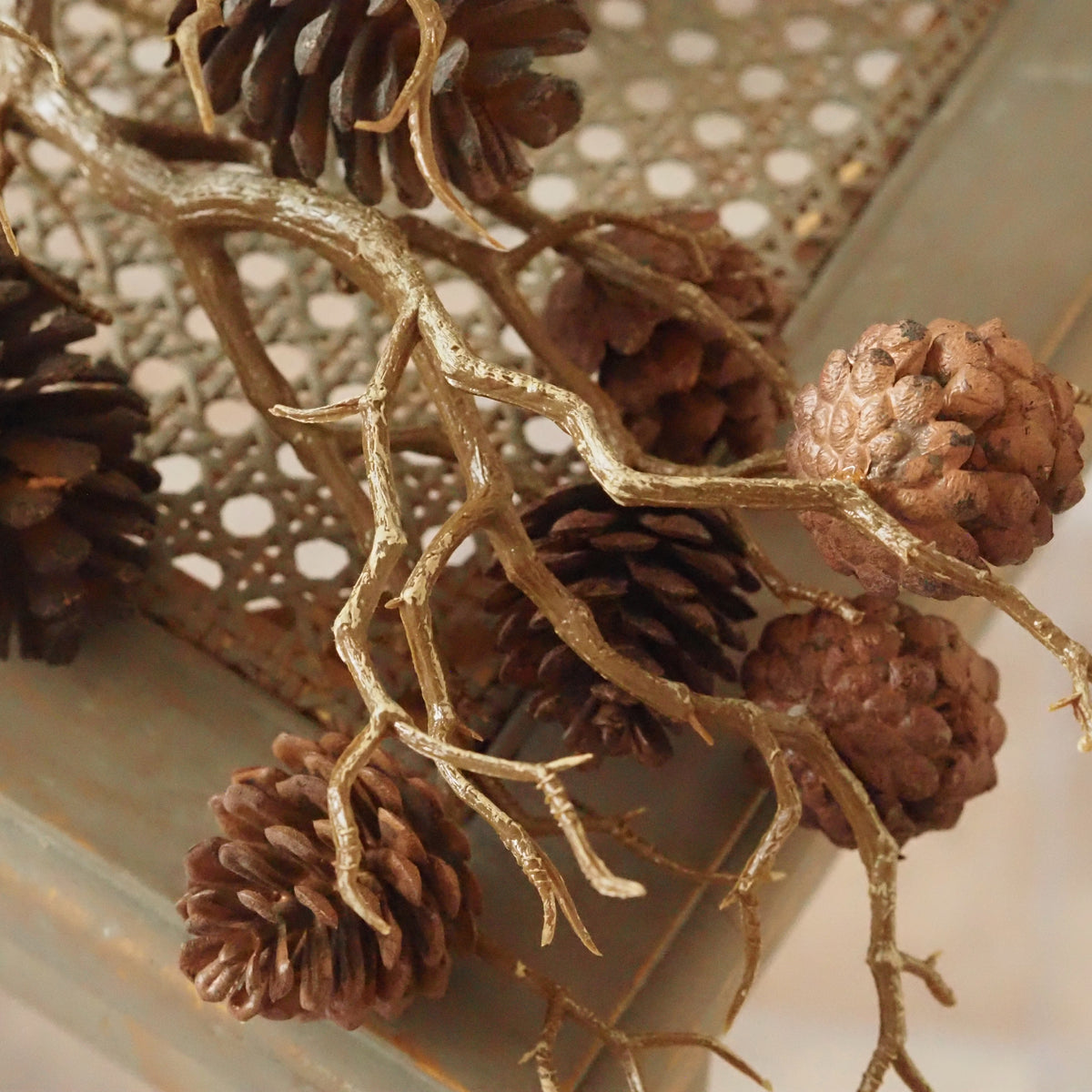 Zapfenzweig Braun · Goldlackierte Äste Naturoptik Winterdeko