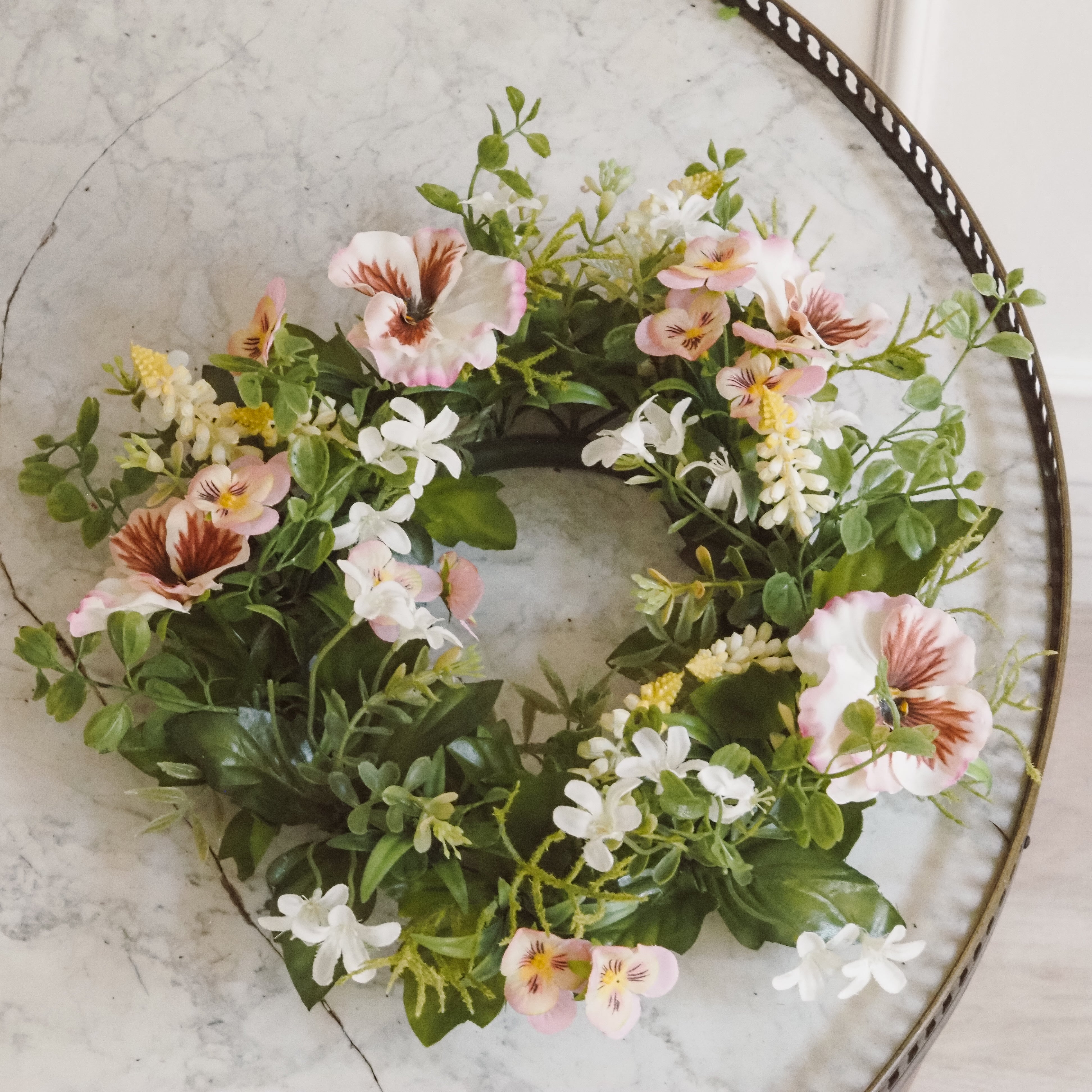 Blütenkranz Frühling · floraler Dekokranz mit rosa und weißen Blüten