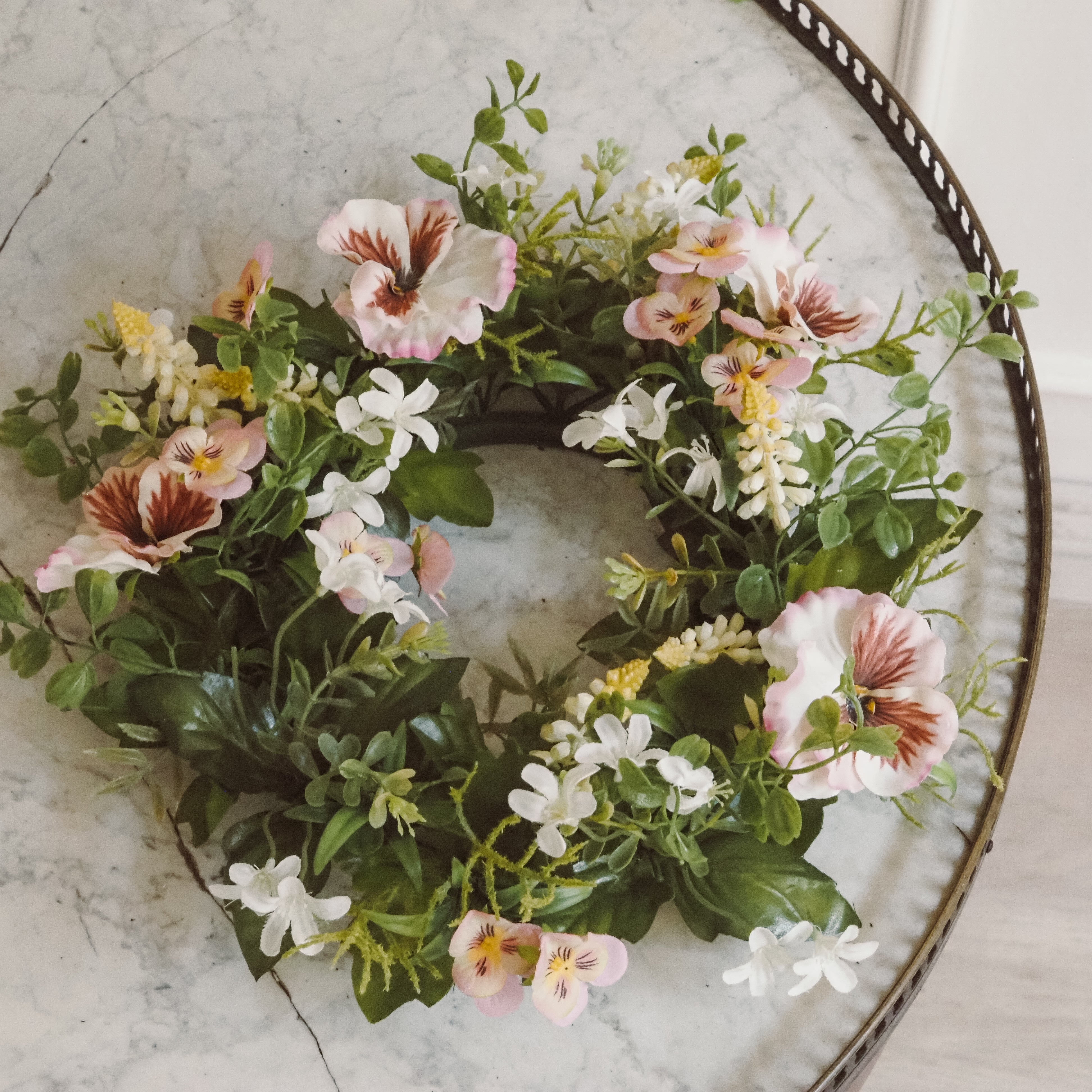 Blütenkranz Frühling · floraler Dekokranz mit rosa und weißen Blüten