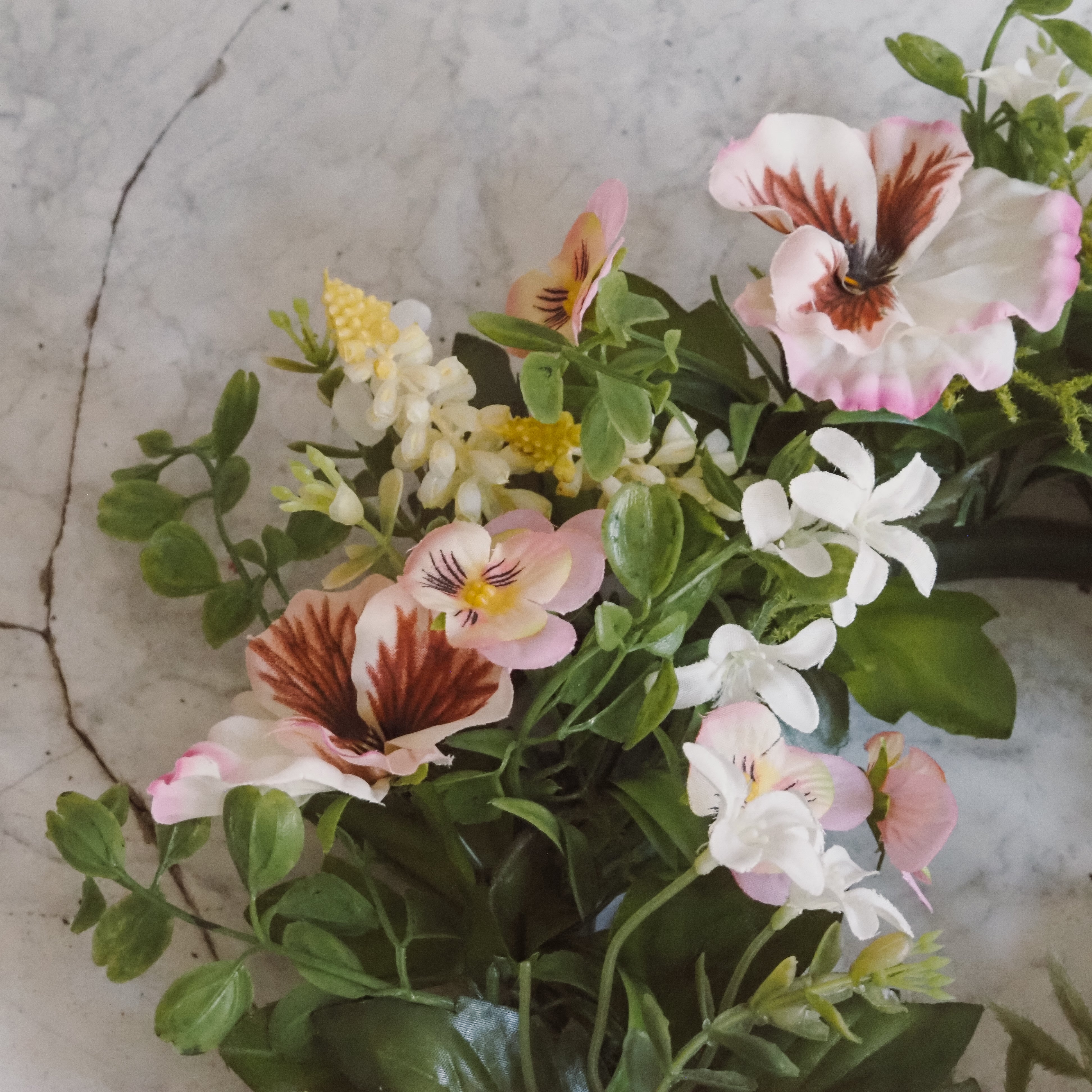 Blütenkranz Frühling · floraler Dekokranz mit rosa und weißen Blüten