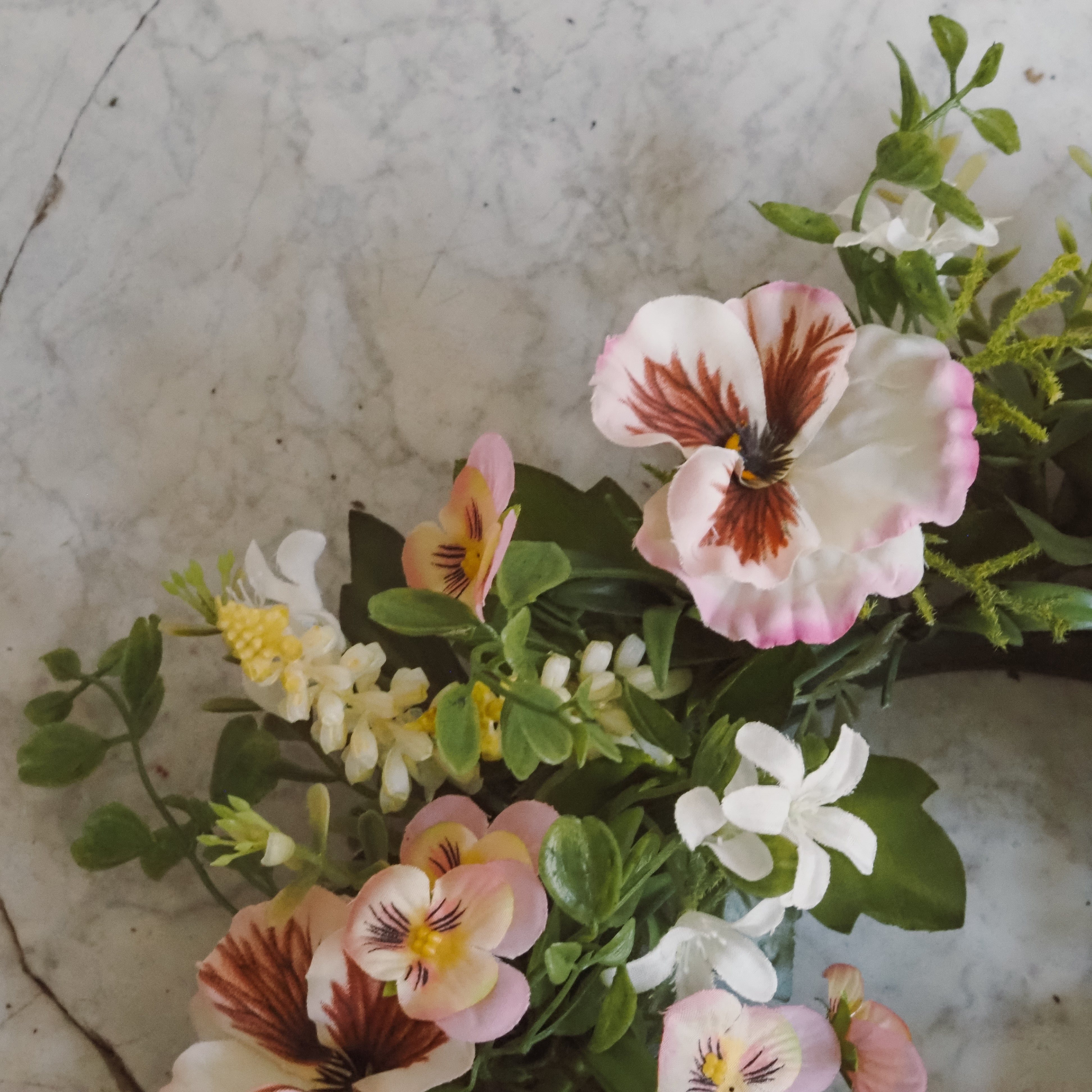 Blütenkranz Frühling · floraler Dekokranz mit rosa und weißen Blüten