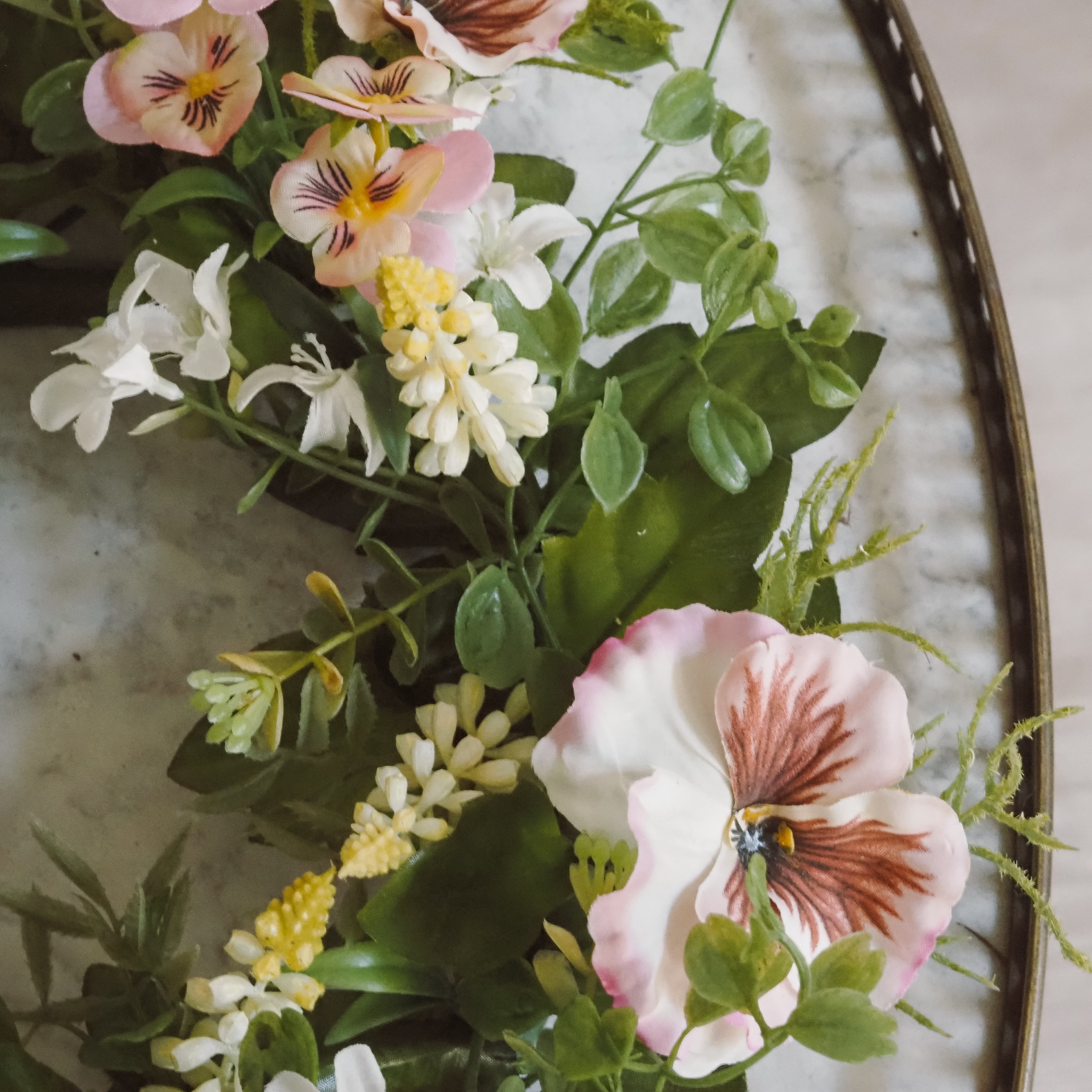 Blütenkranz Frühling · floraler Dekokranz mit rosa und weißen Blüten