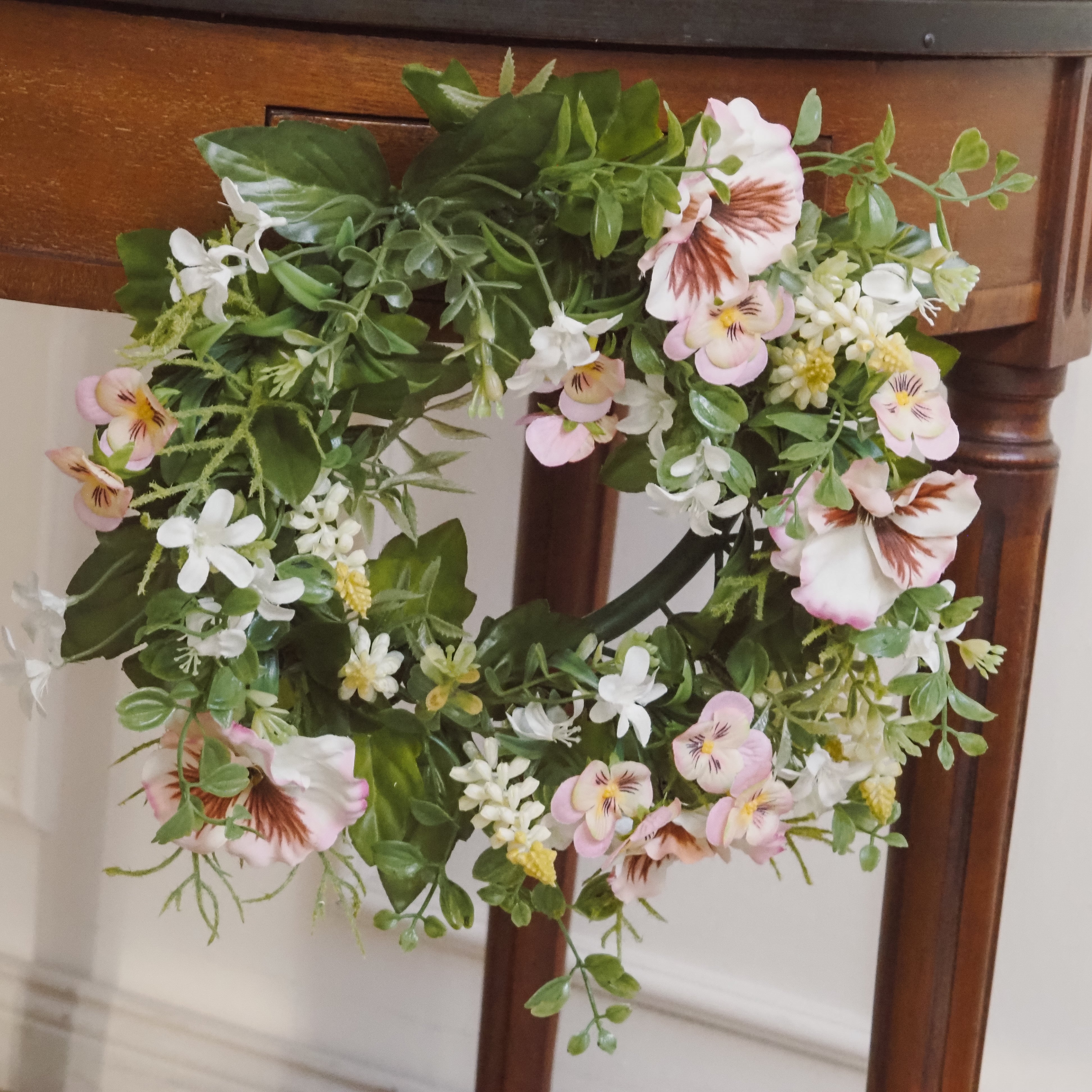 Blütenkranz Frühling · floraler Dekokranz mit rosa und weißen Blüten