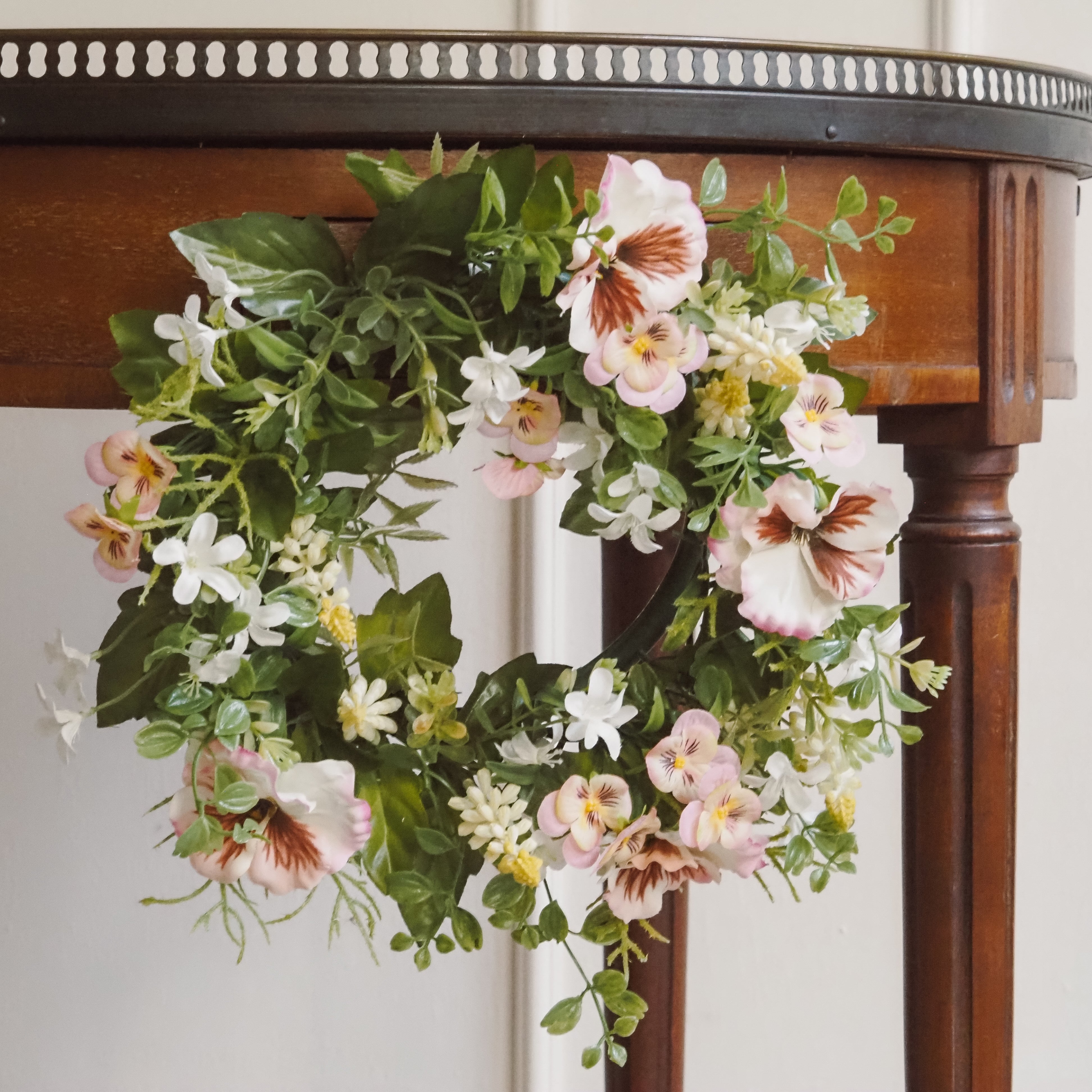 Blütenkranz Frühling · floraler Dekokranz mit rosa und weißen Blüten