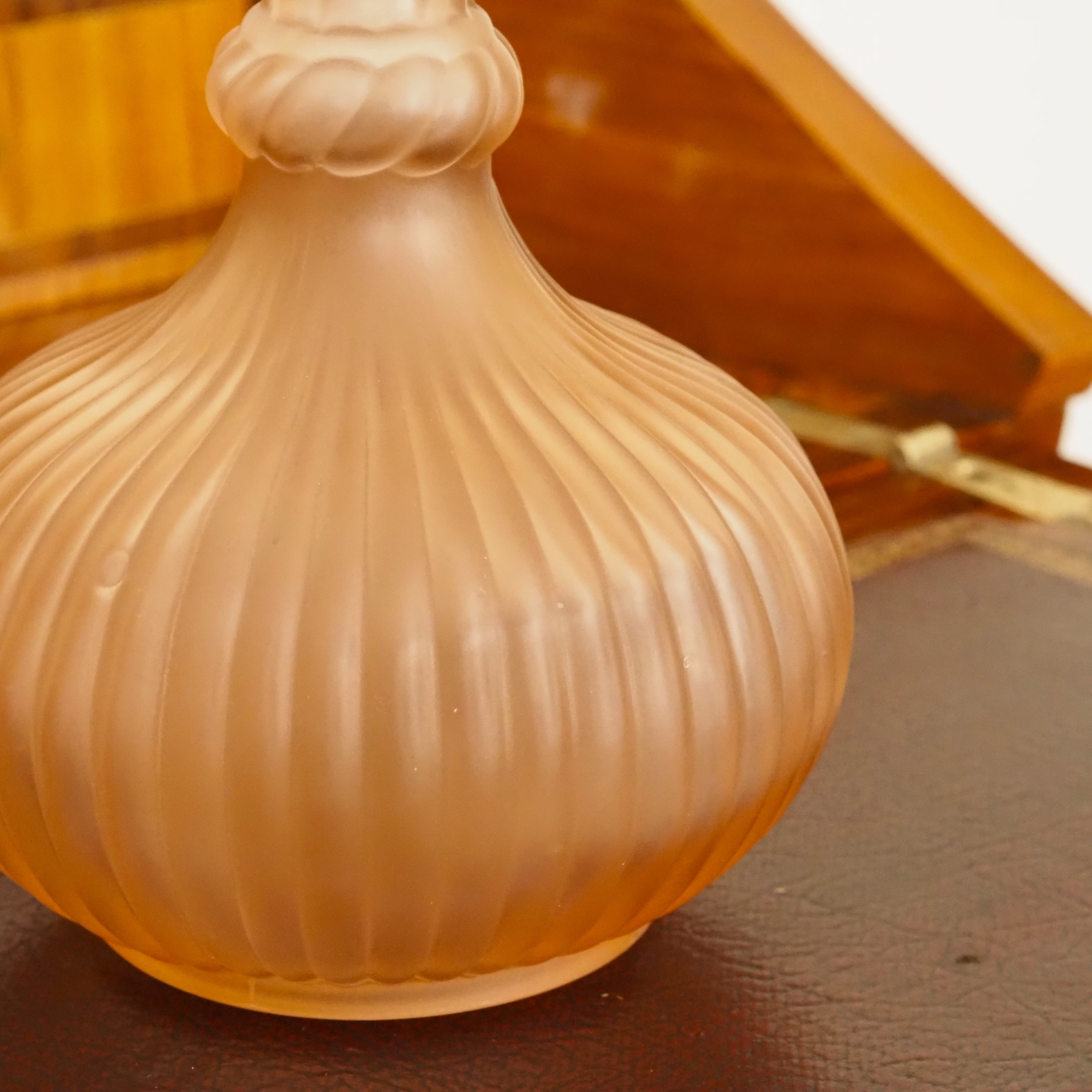Karaffe Puderrosé · Satiniertes Pressglas mit gerippter Korpusform