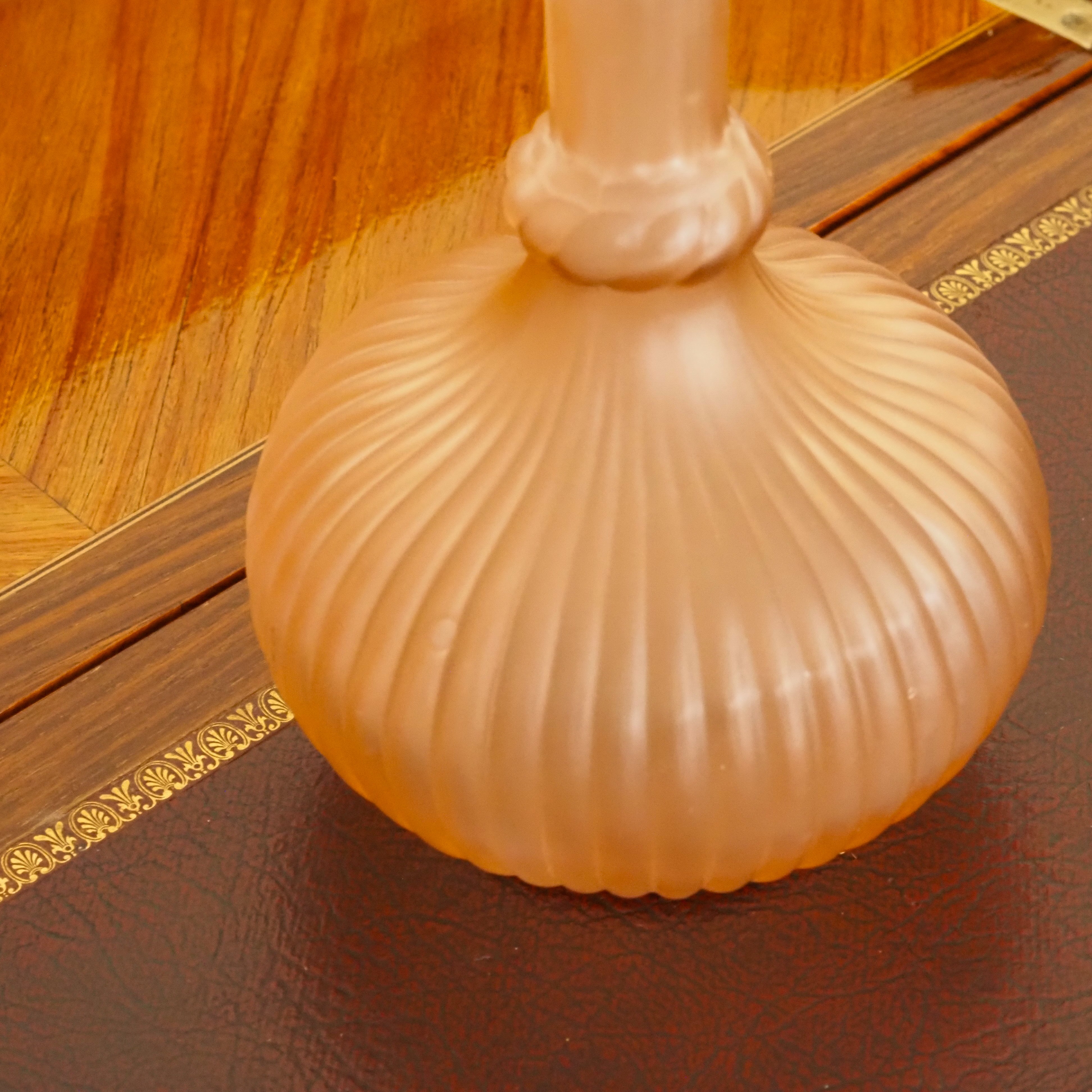 Karaffe Puderrosé · Satiniertes Pressglas mit gerippter Korpusform