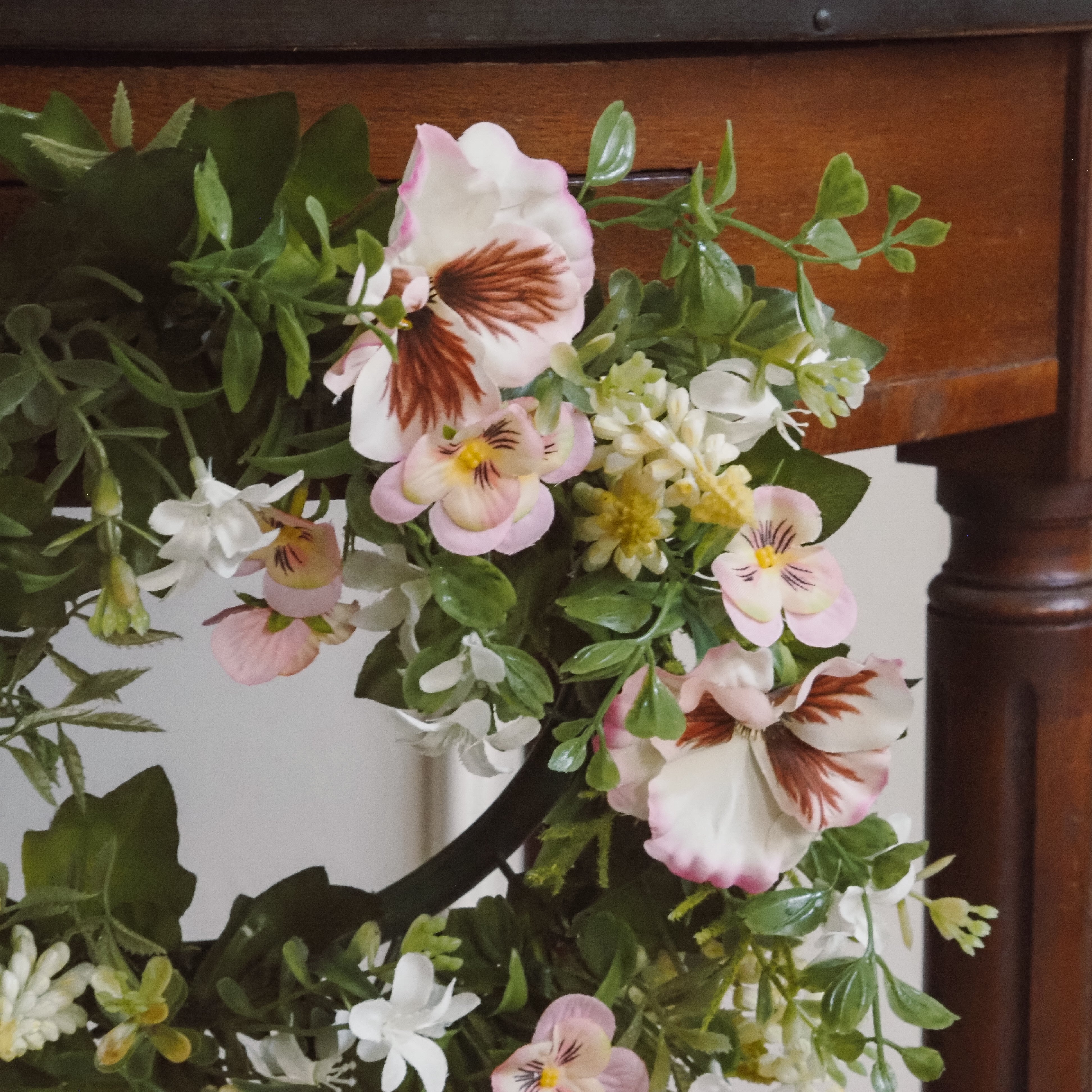 Blütenkranz Frühling · floraler Dekokranz mit rosa und weißen Blüten