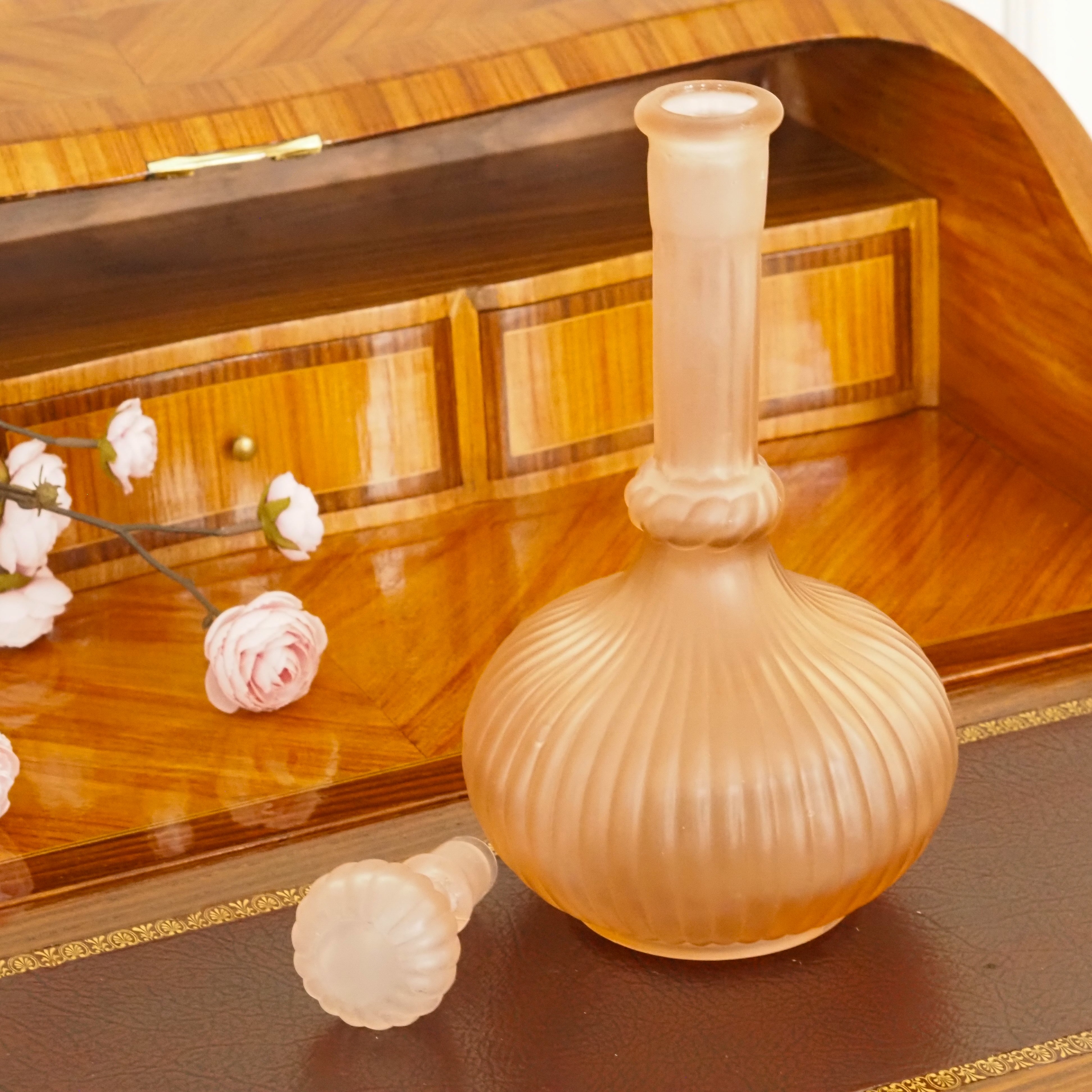 Karaffe Puderrosé · Satiniertes Pressglas mit gerippter Korpusform