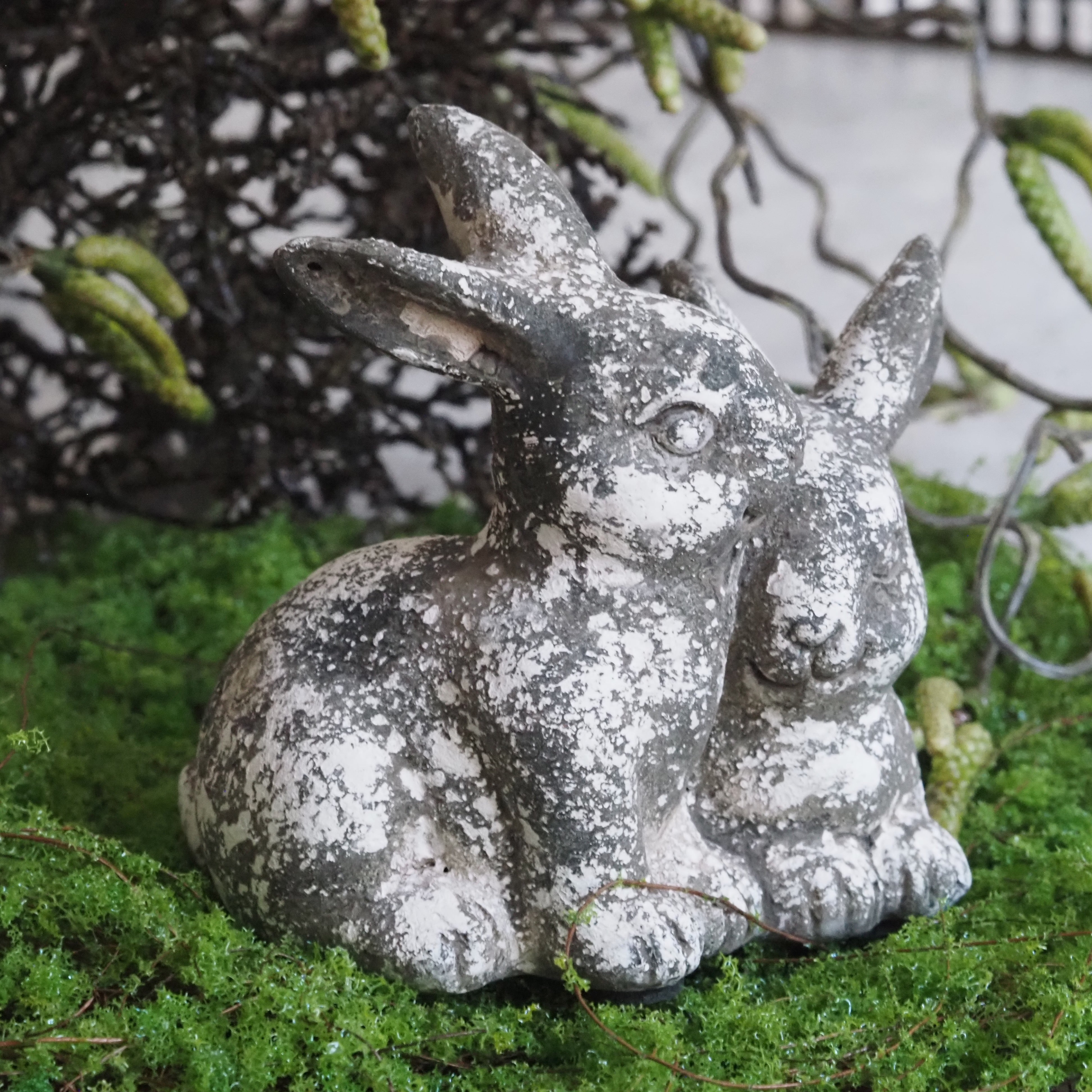 Hasenpaar aus Steingut · Antikgraue Gartenfigur im traditionellen Stil