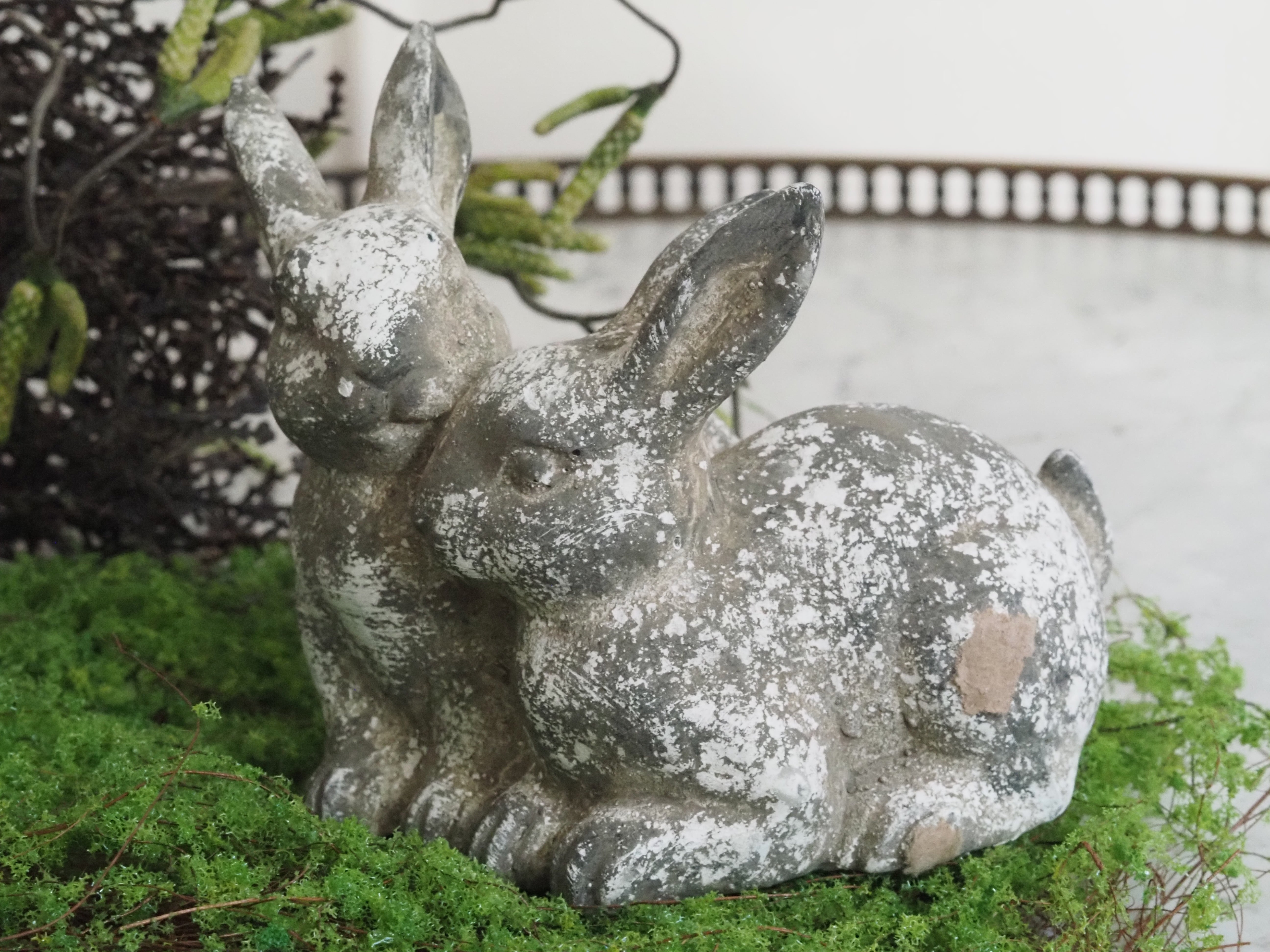 Hasenpaar aus Steingut · Antikgraue Gartenfigur im traditionellen Stil