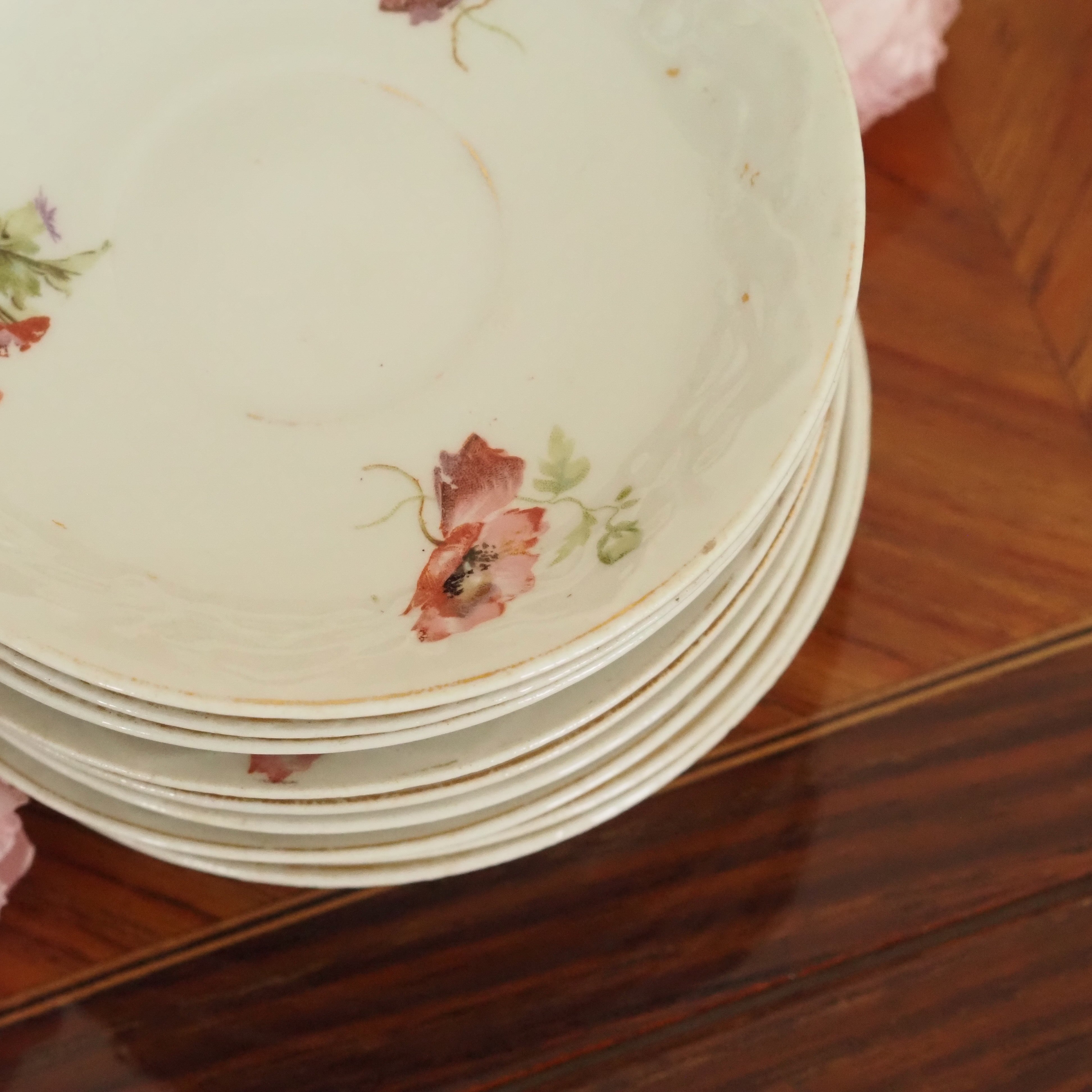 Unterteller-Set · Florales Porzellan mit Mohndekor um 1900