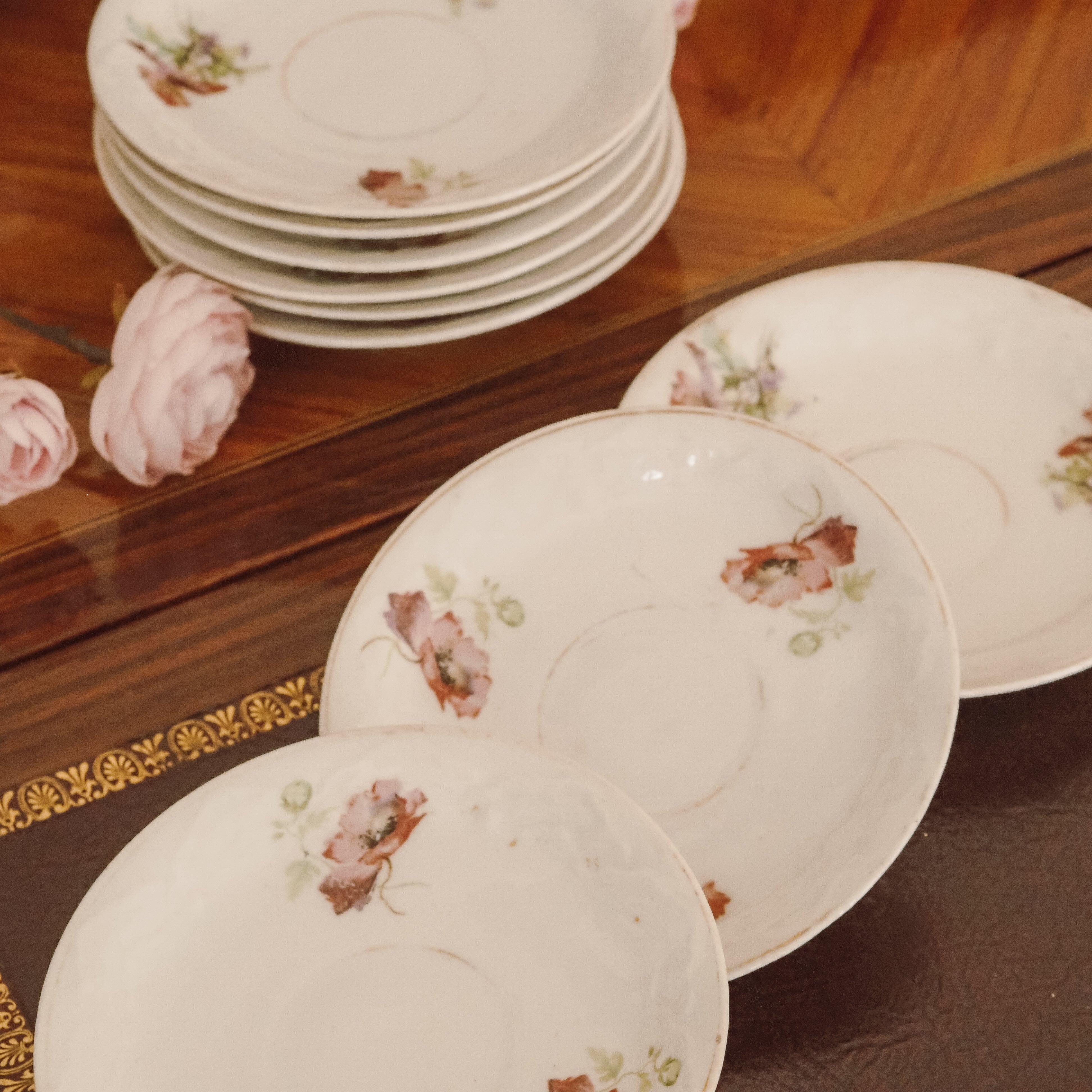 Unterteller-Set · Florales Porzellan mit Mohndekor um 1900