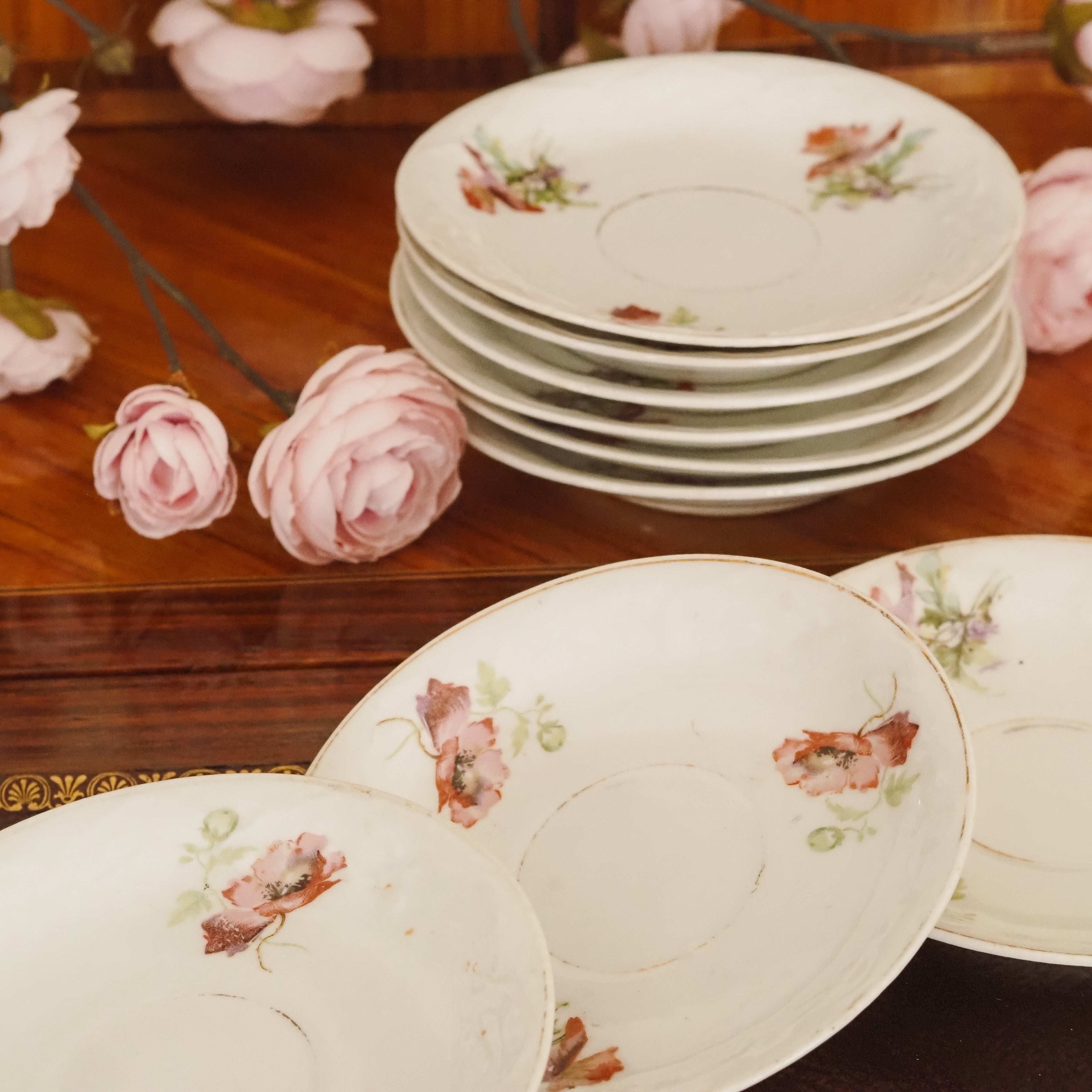 Unterteller-Set · Florales Porzellan mit Mohndekor um 1900