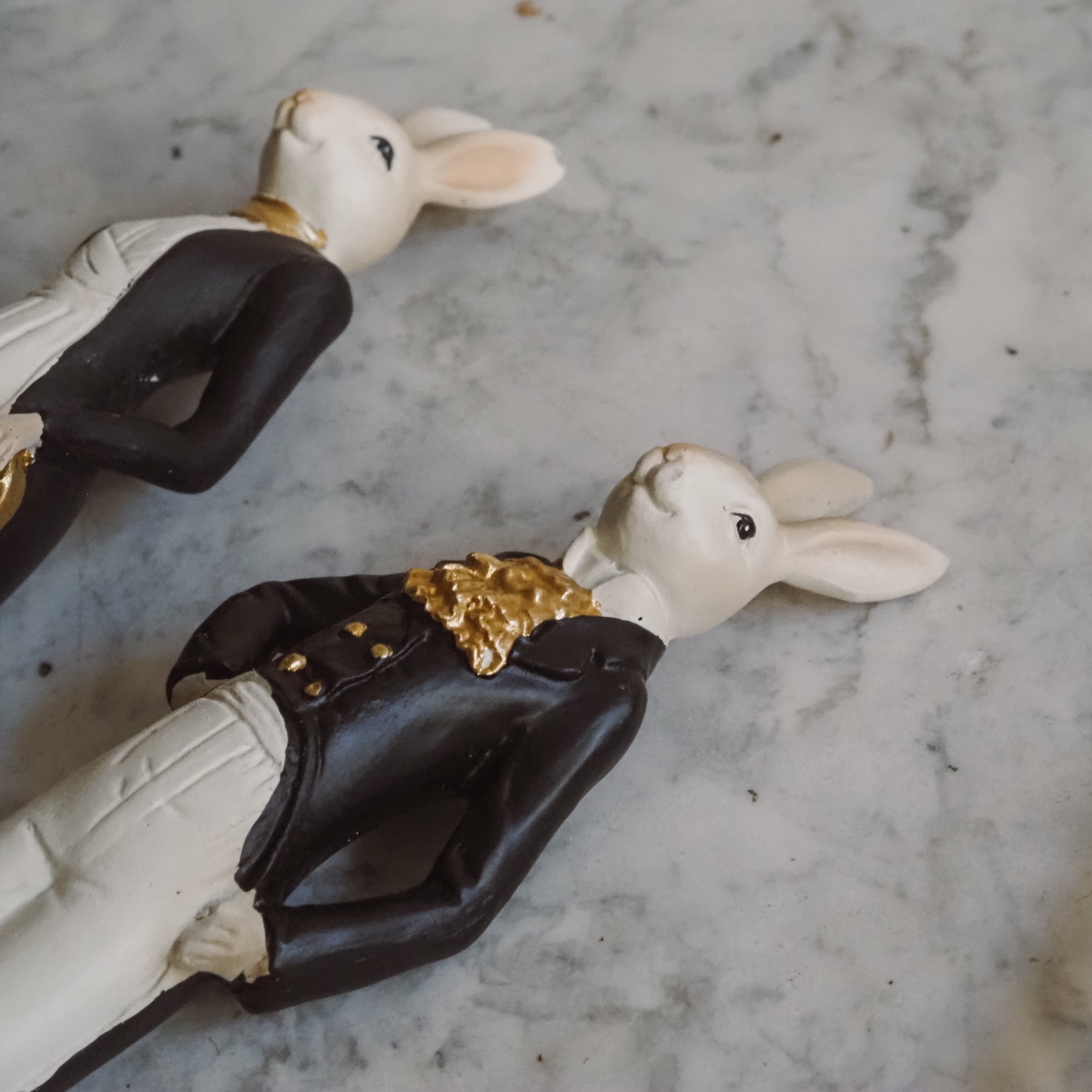 Hasenpaar · Figurenset in Schwarz-Weiß-Gold, Vintage Nostalgie Osterhasen