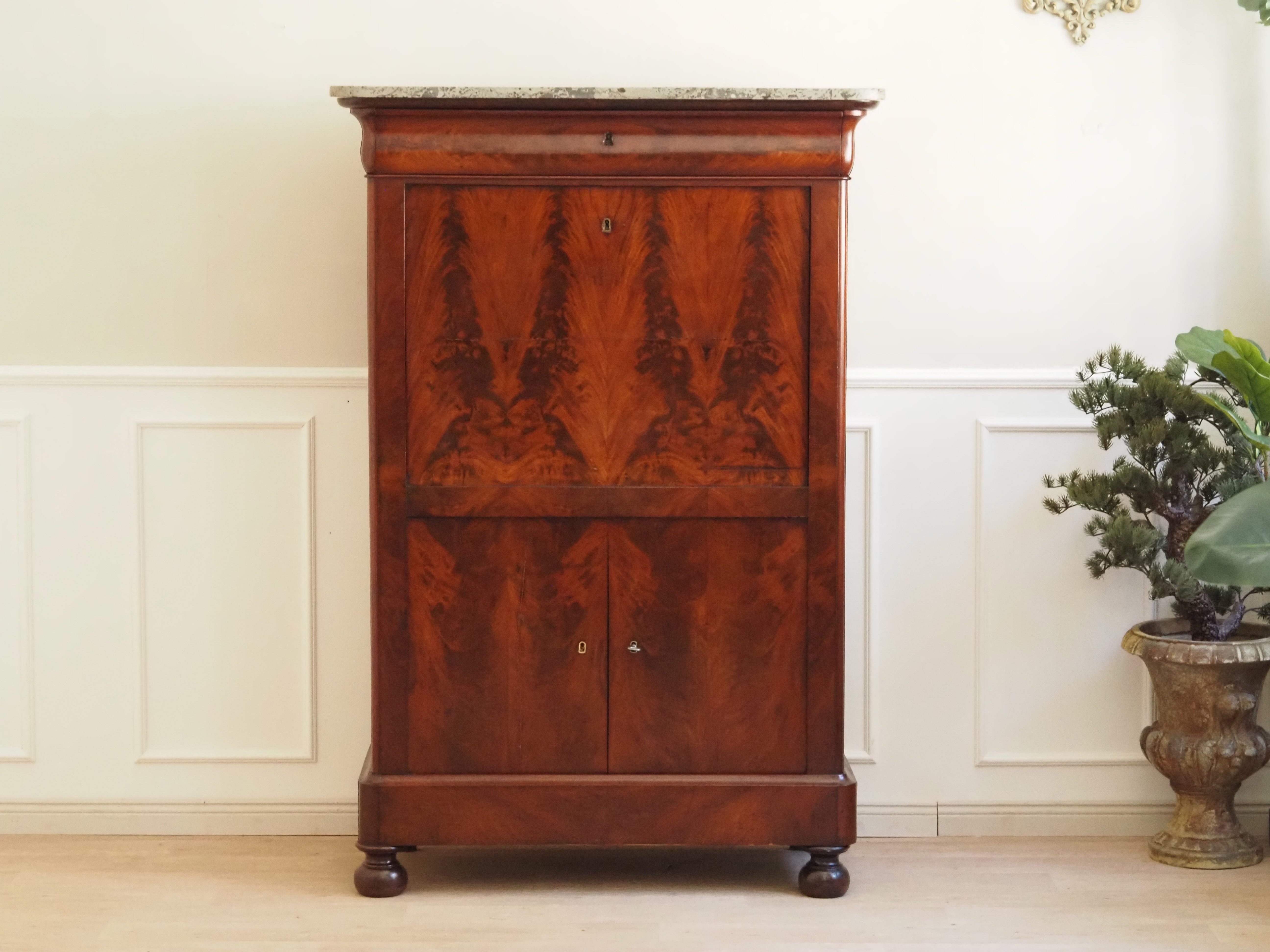 Antiker Sekretär aus Mahagoni mit Marmor - Schreibschrank um 1830