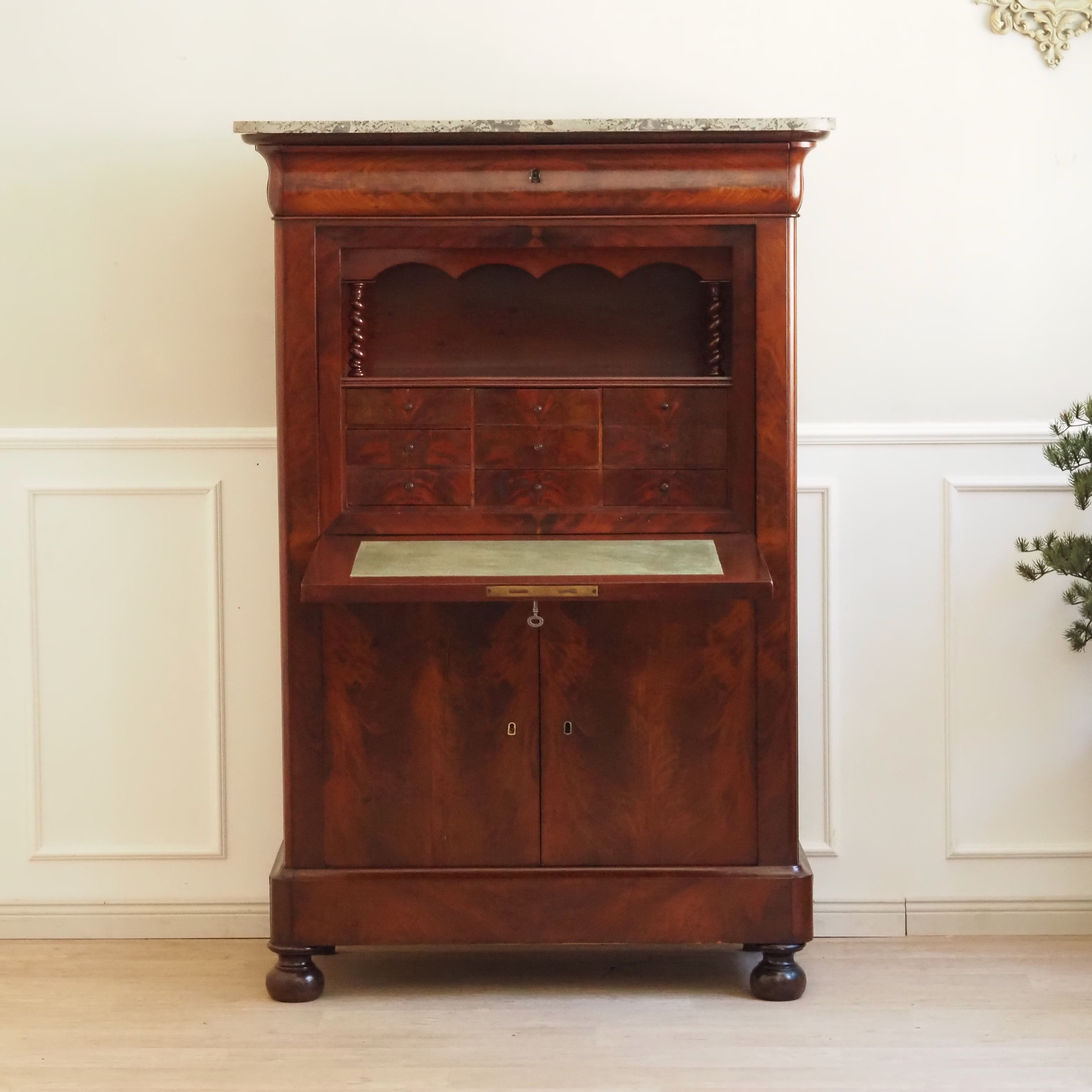 Antiker Sekretär aus Mahagoni mit Marmor - Schreibschrank um 1830