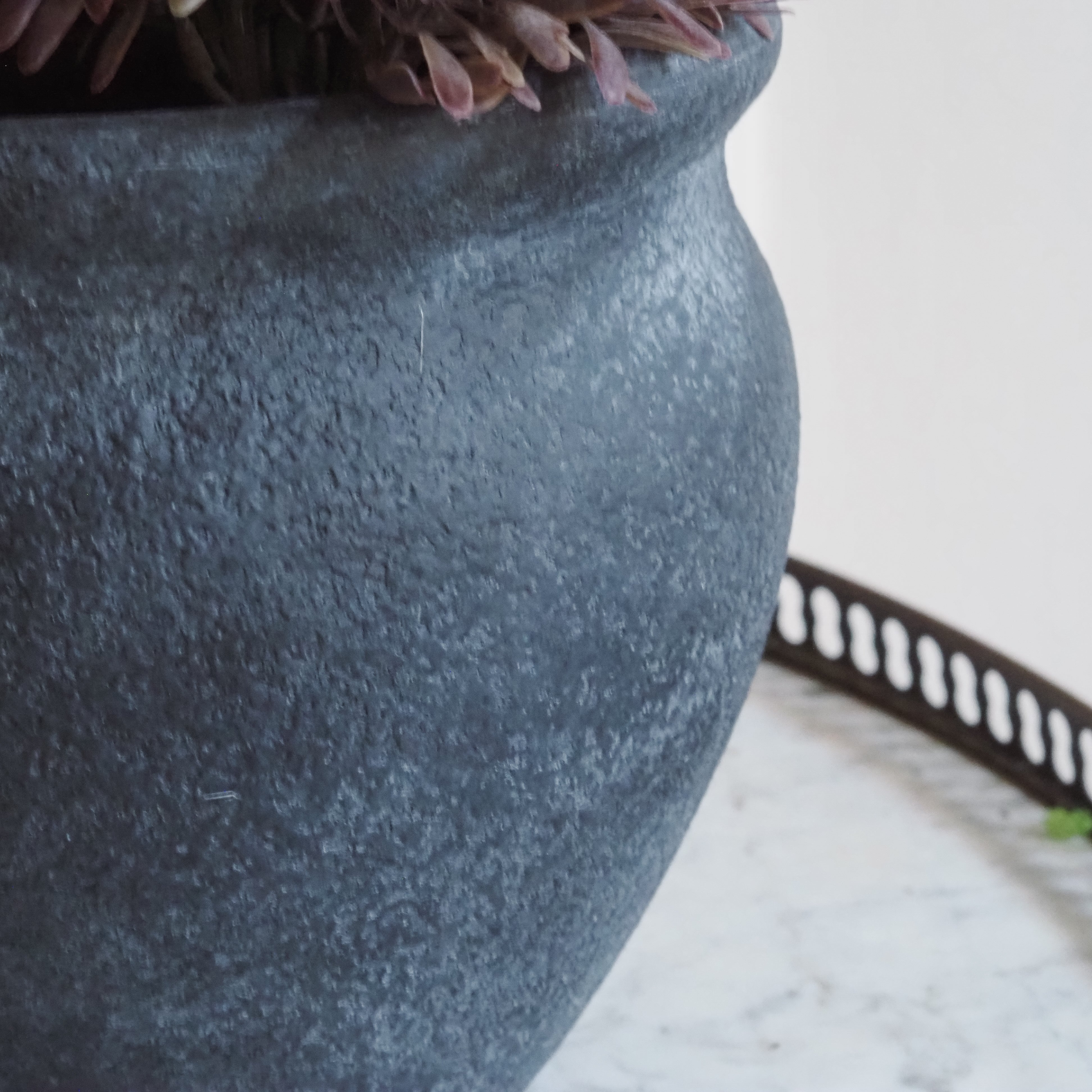 Keramik-Blumentopf mit Henkel · Steinoptik Gefäß für Pflanzen