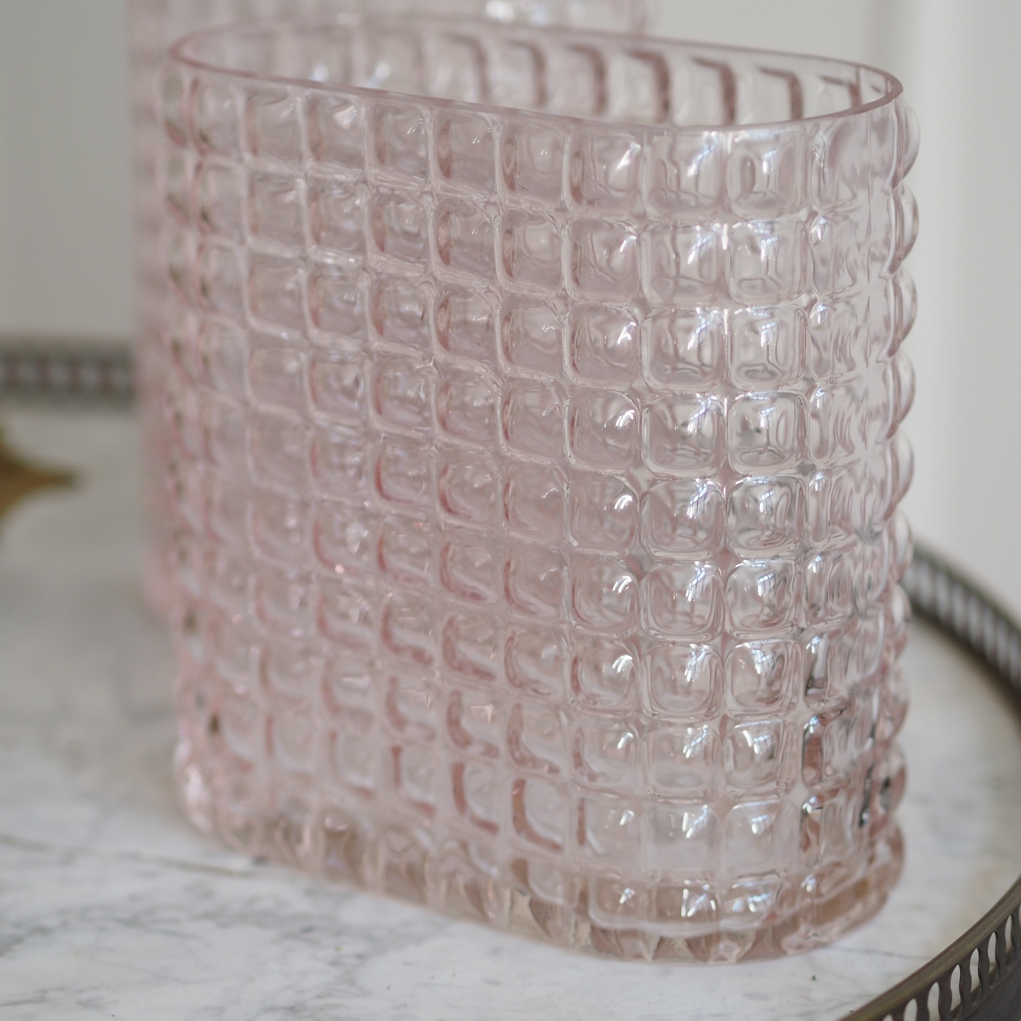 Glasvase · strukturiertes Glas mit Rosé-Ton · moderne Dekorvase
