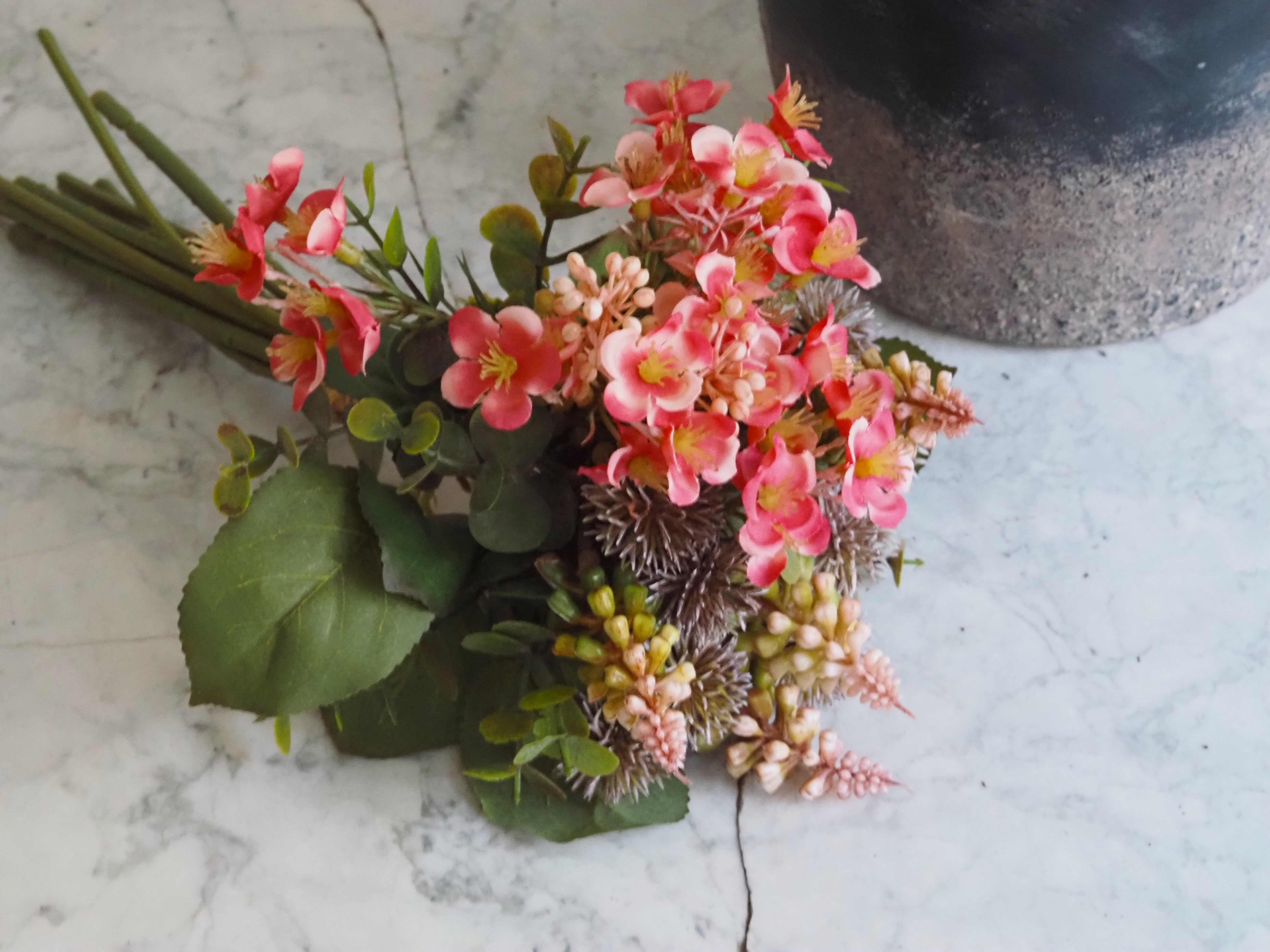 Dekorativer Wildblumenstrauß · Frühlingszweig rosa