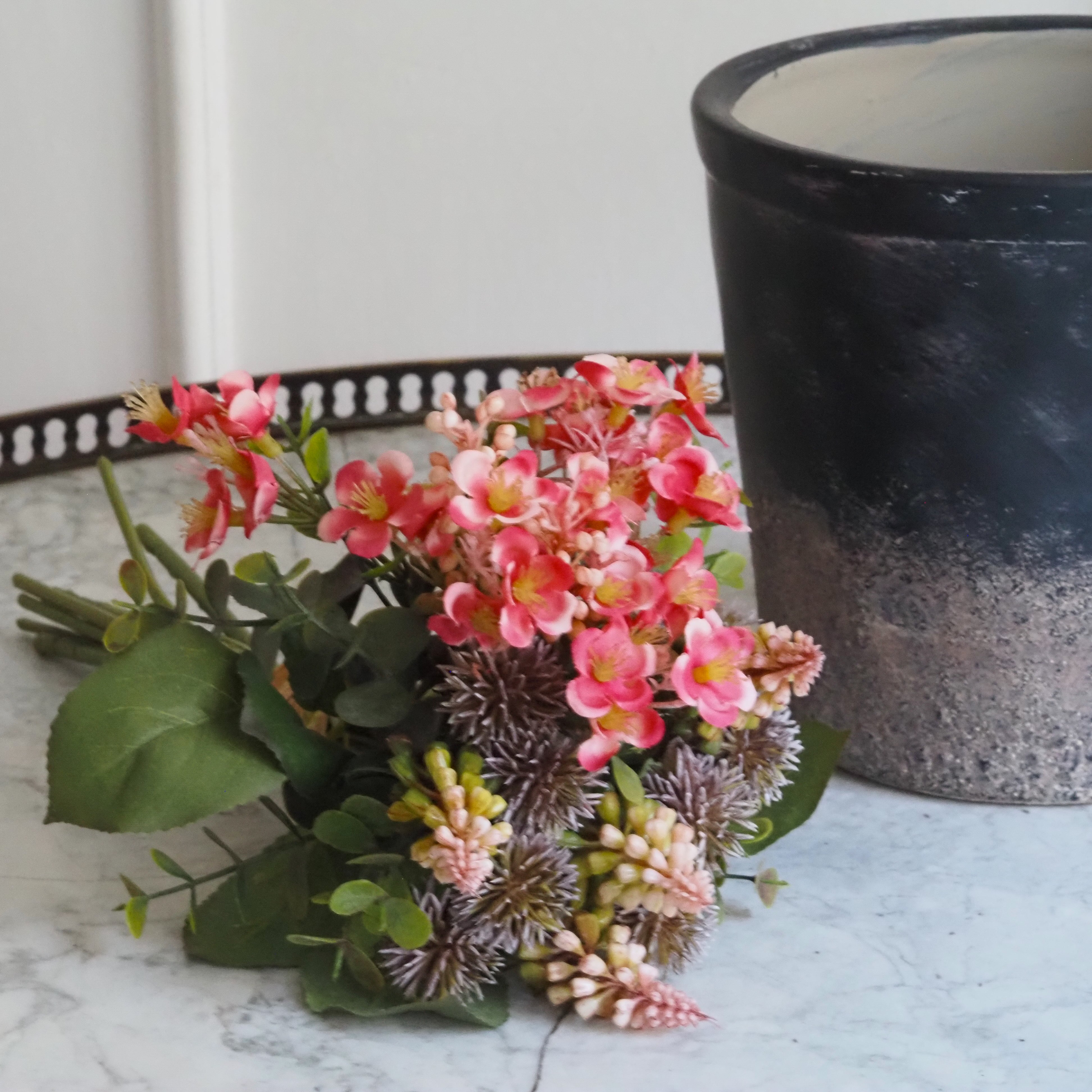 Dekorativer Wildblumenstrauß · Frühlingszweig rosa