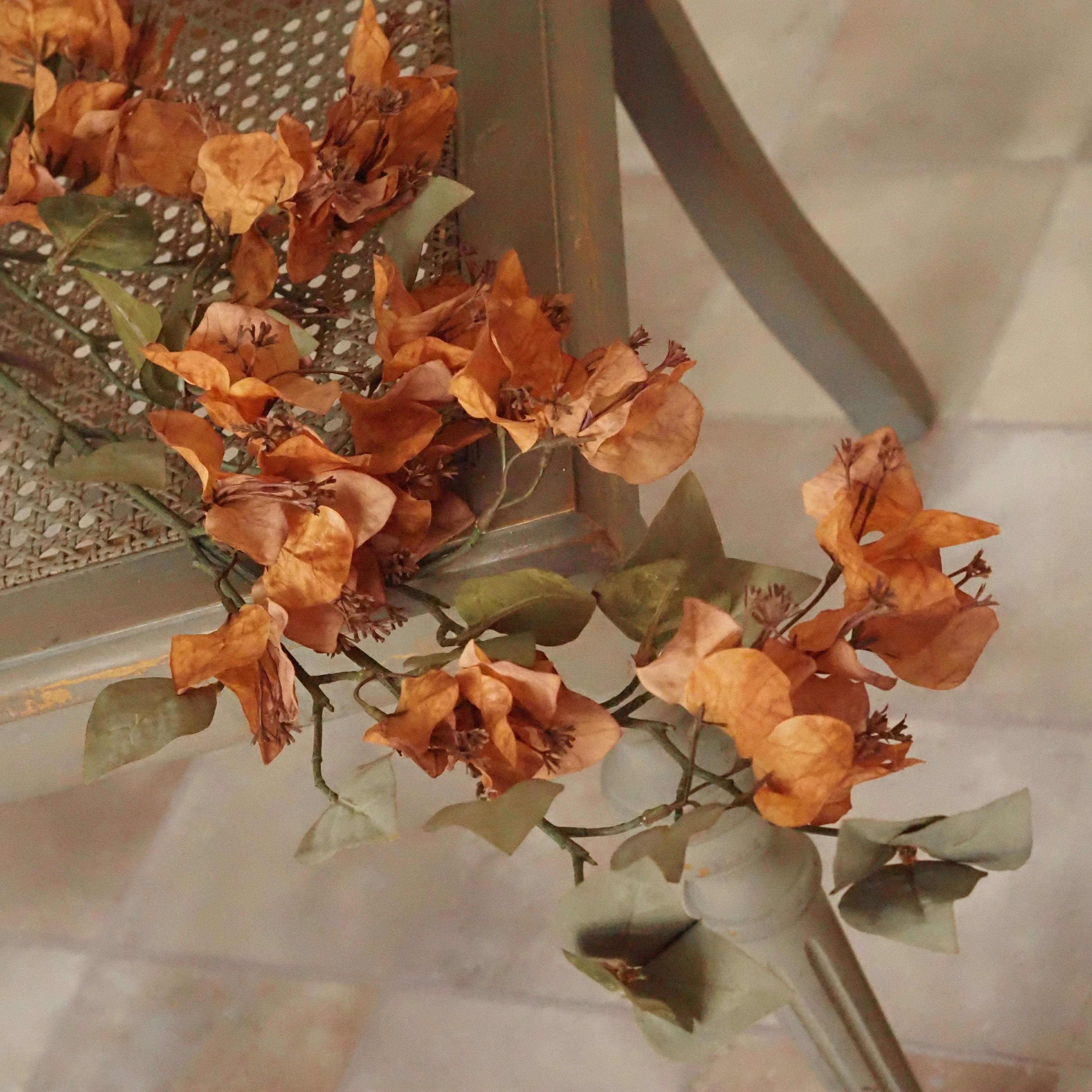 Dekozweig Ocker · Bougainvillea-Blüten in Seidenoptik