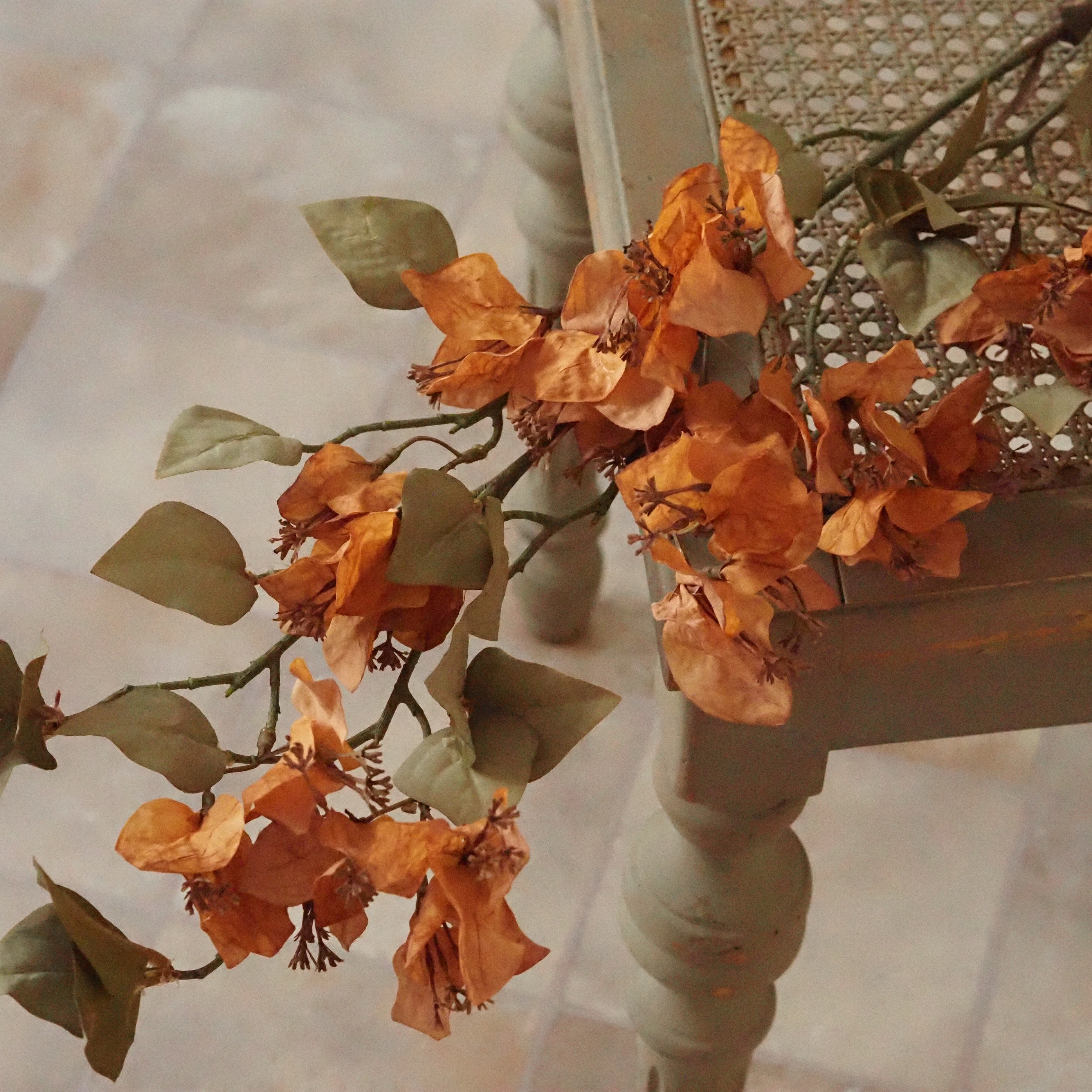 Dekozweig Ocker · Bougainvillea-Blüten in Seidenoptik