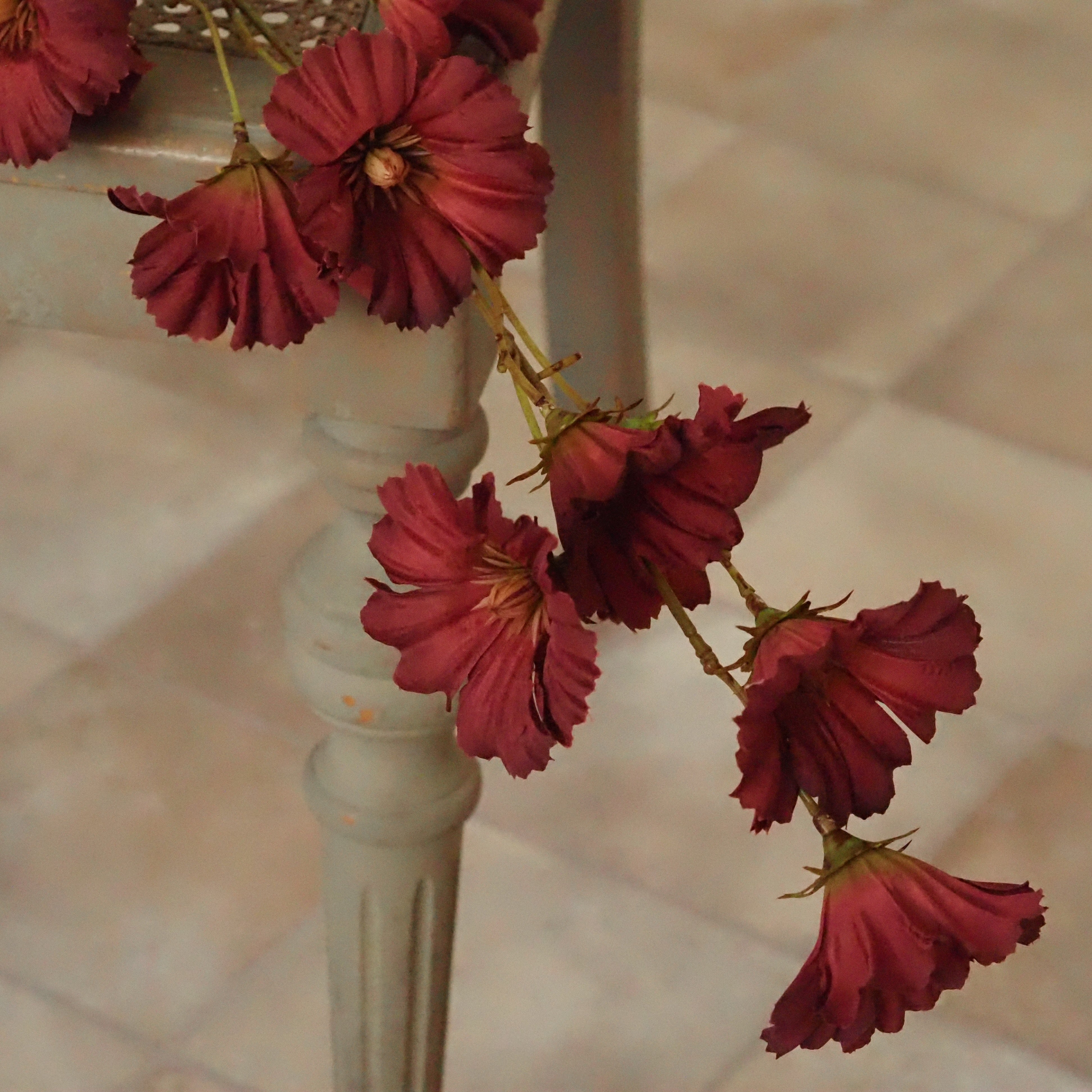 Dekozweig Dunkelrot · Textile Blüten in Seidenoptik