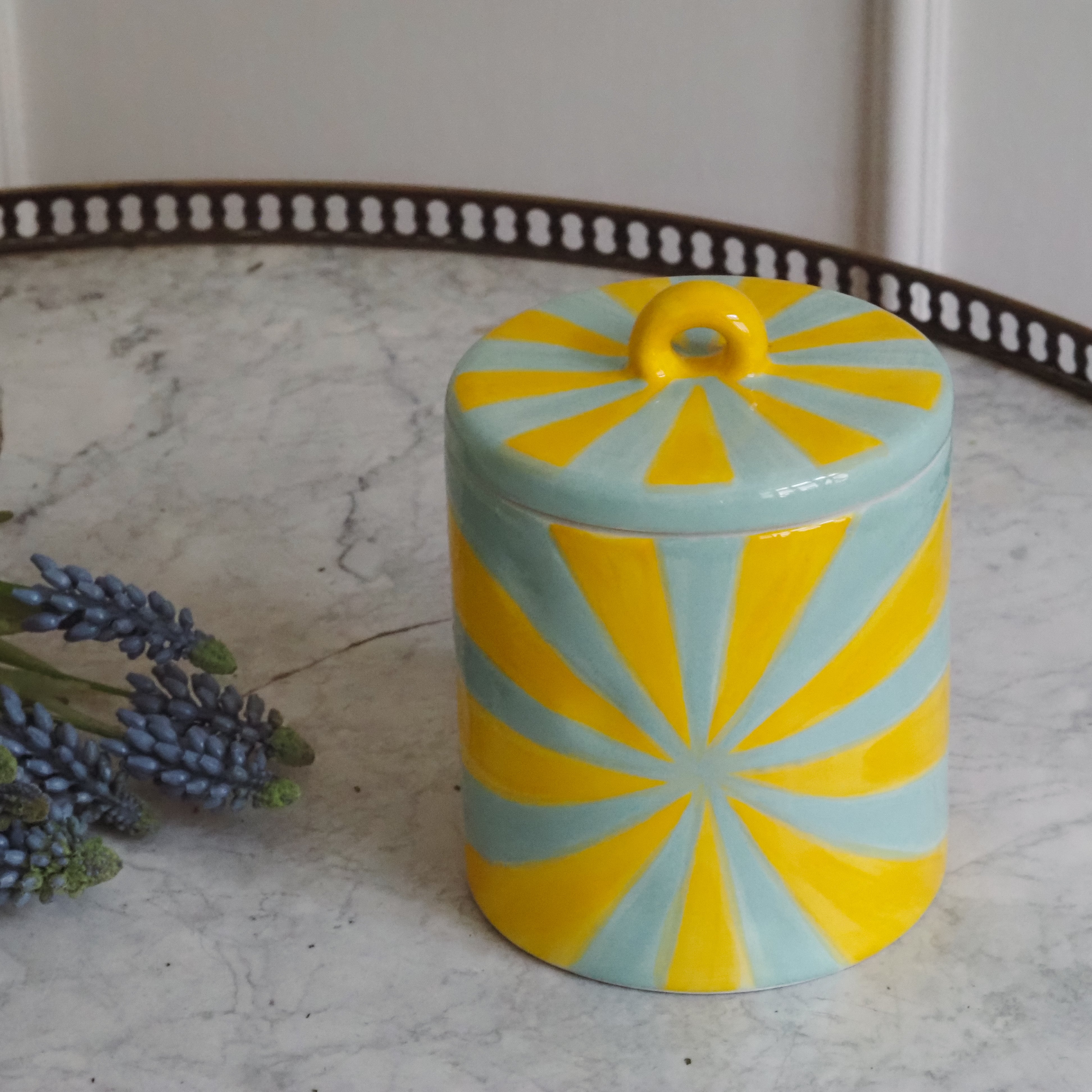 Keramikdose mit Deckel · Pop-Design Streifenmuster