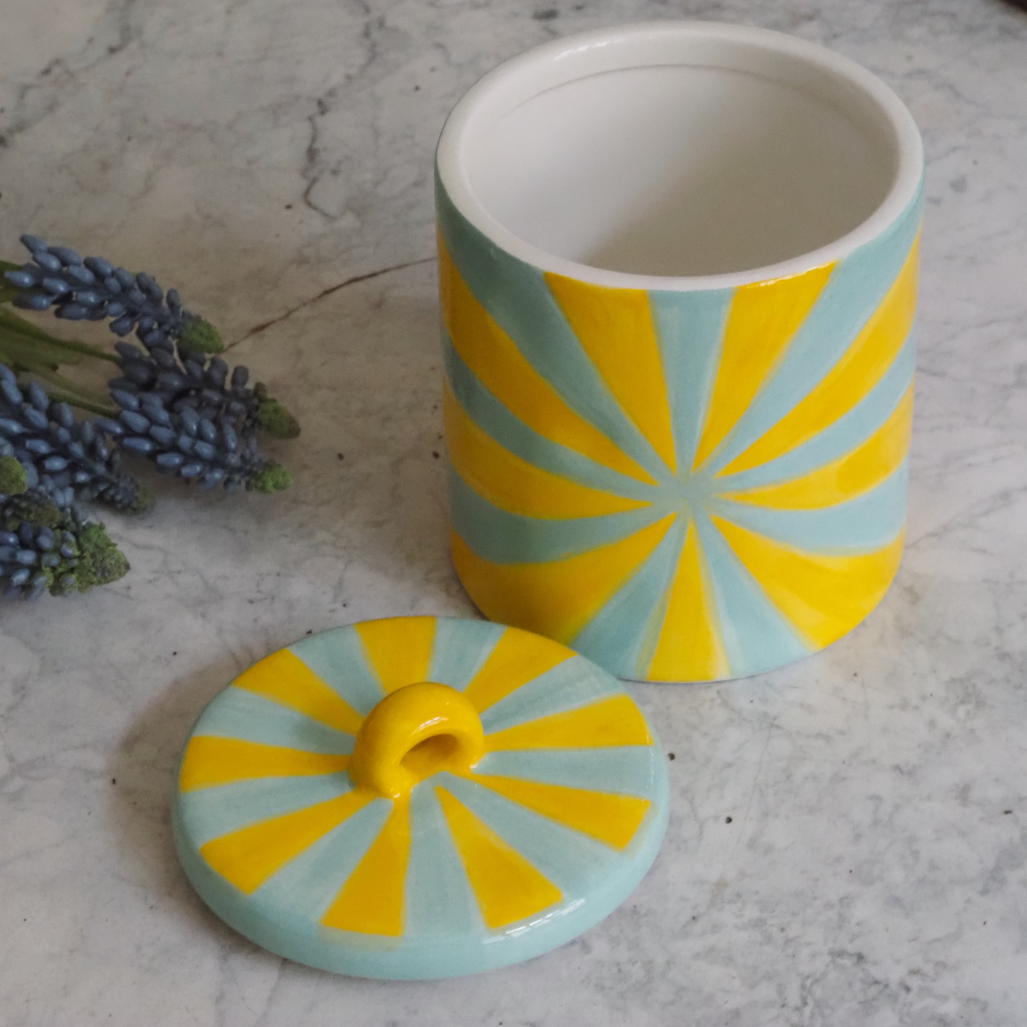 Keramikdose mit Deckel · Pop-Design Streifenmuster