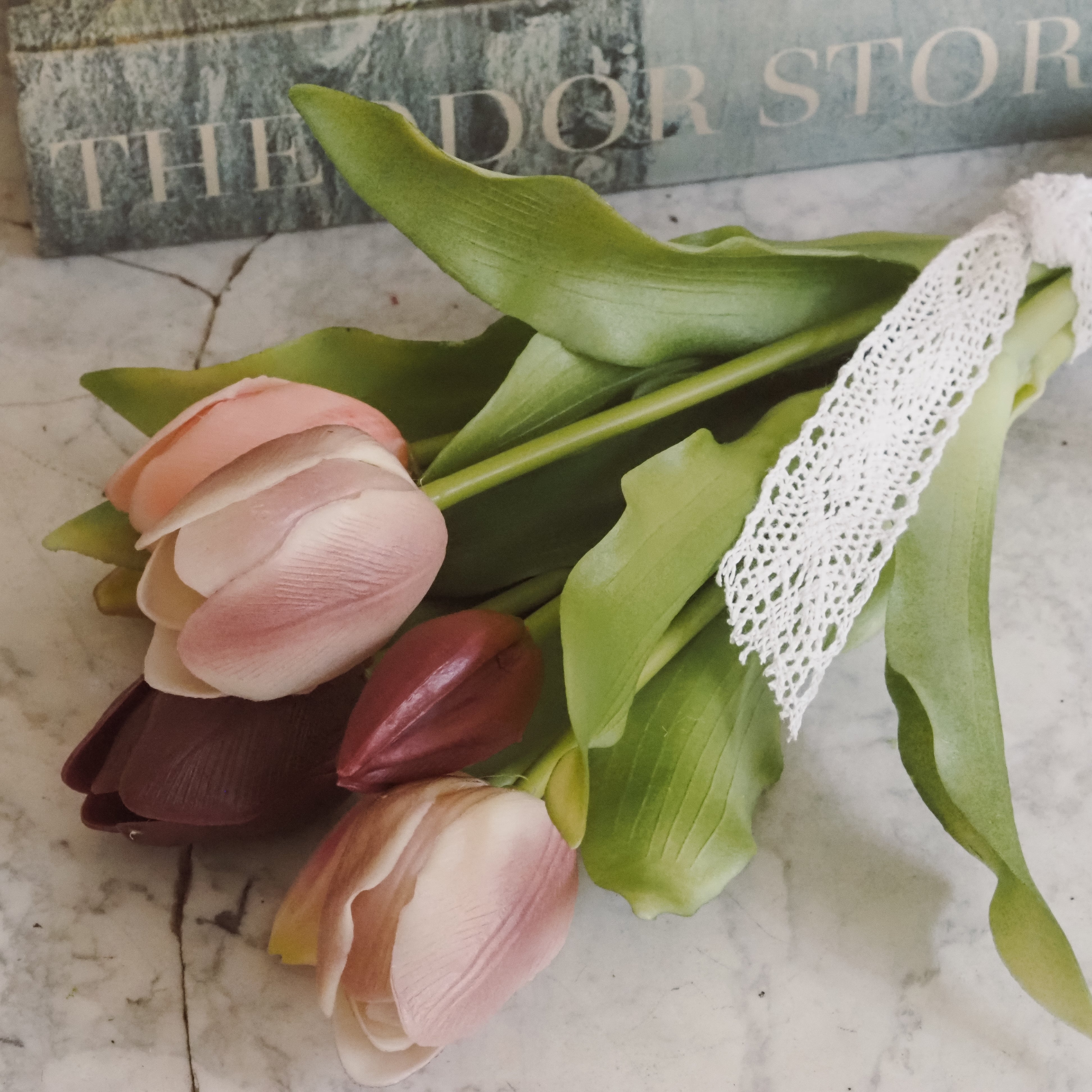 Tulpenbund · dekorativer Frühlingsblumenbund mit Schleife