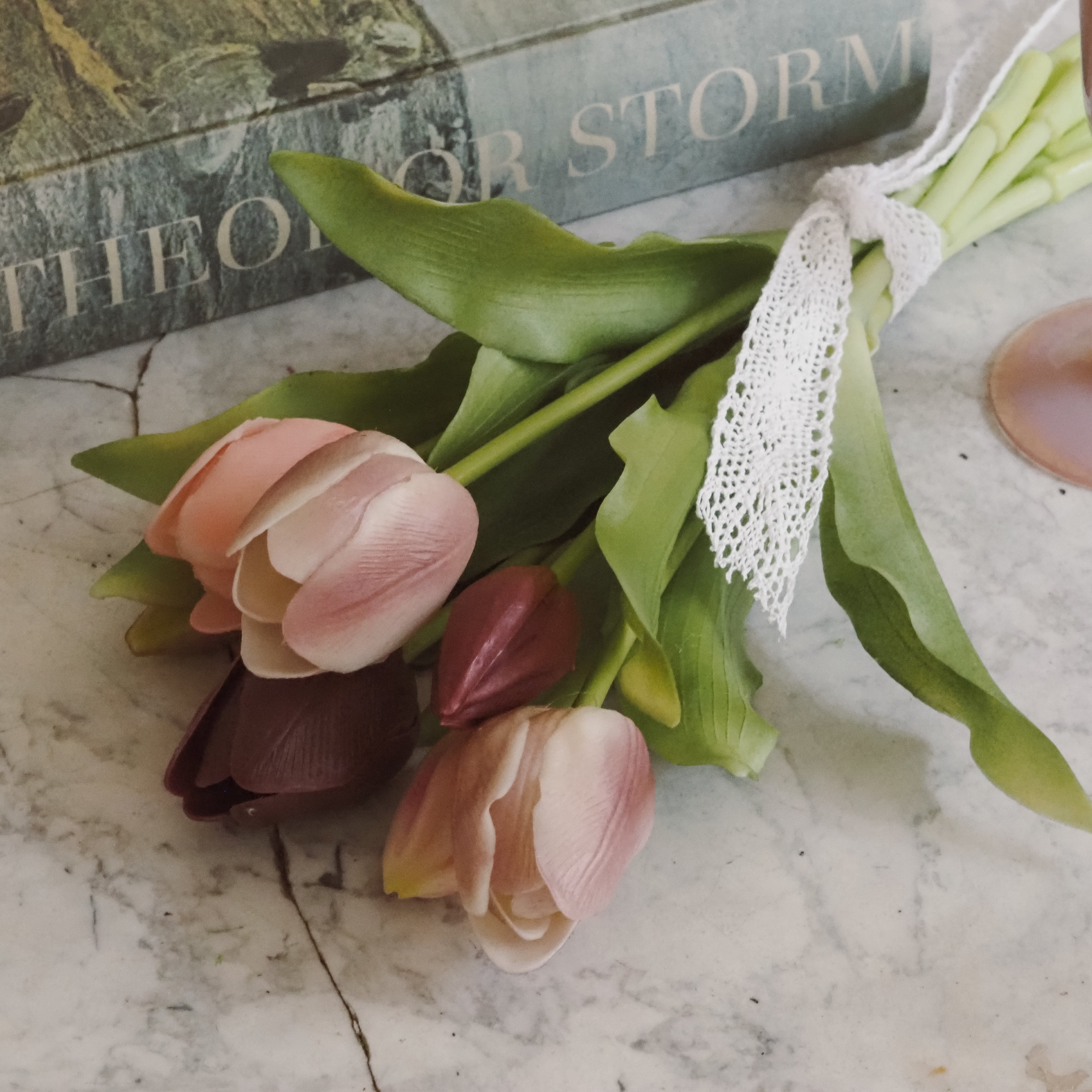 Tulpenbund · dekorativer Frühlingsblumenbund mit Schleife