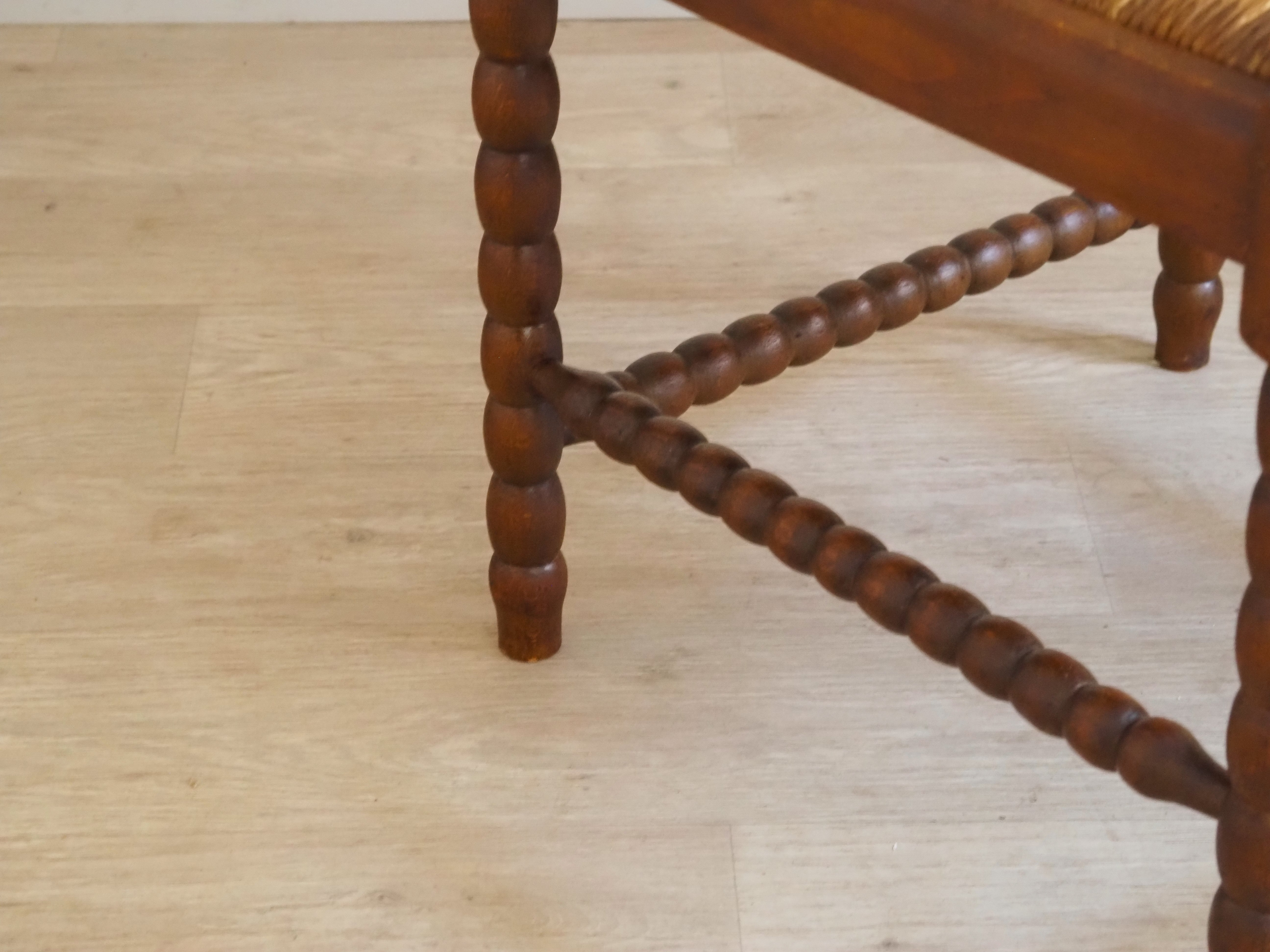 Antiker Eckstuhl Holz gedrechselt Strohsitz geschnitzt Landhausstil Vintage