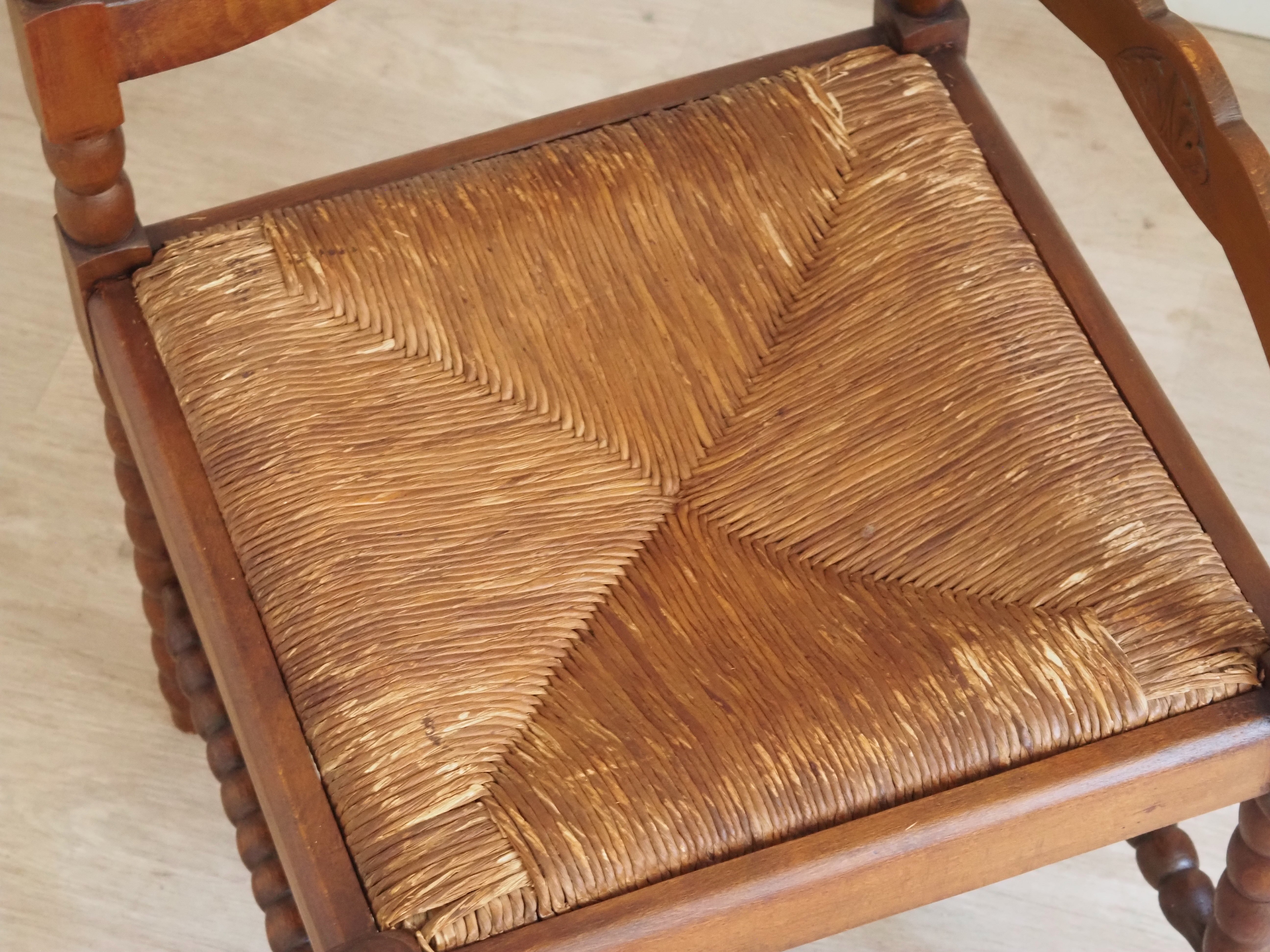 Antiker Eckstuhl Holz gedrechselt Strohsitz geschnitzt Landhausstil Vintage