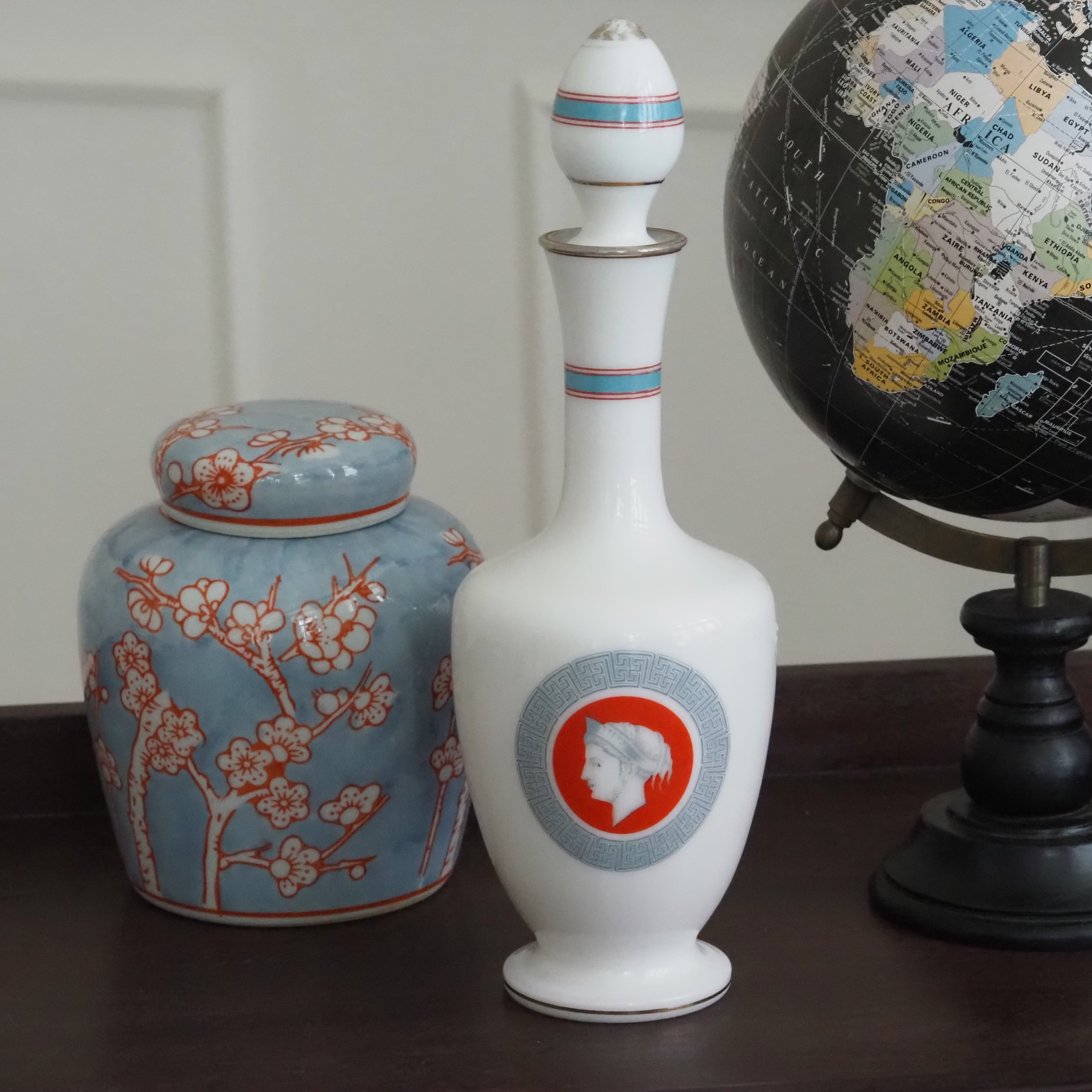 Karaffe Weiß Glas · Klassizistisches Medaillon, griechisches Mäandermuster