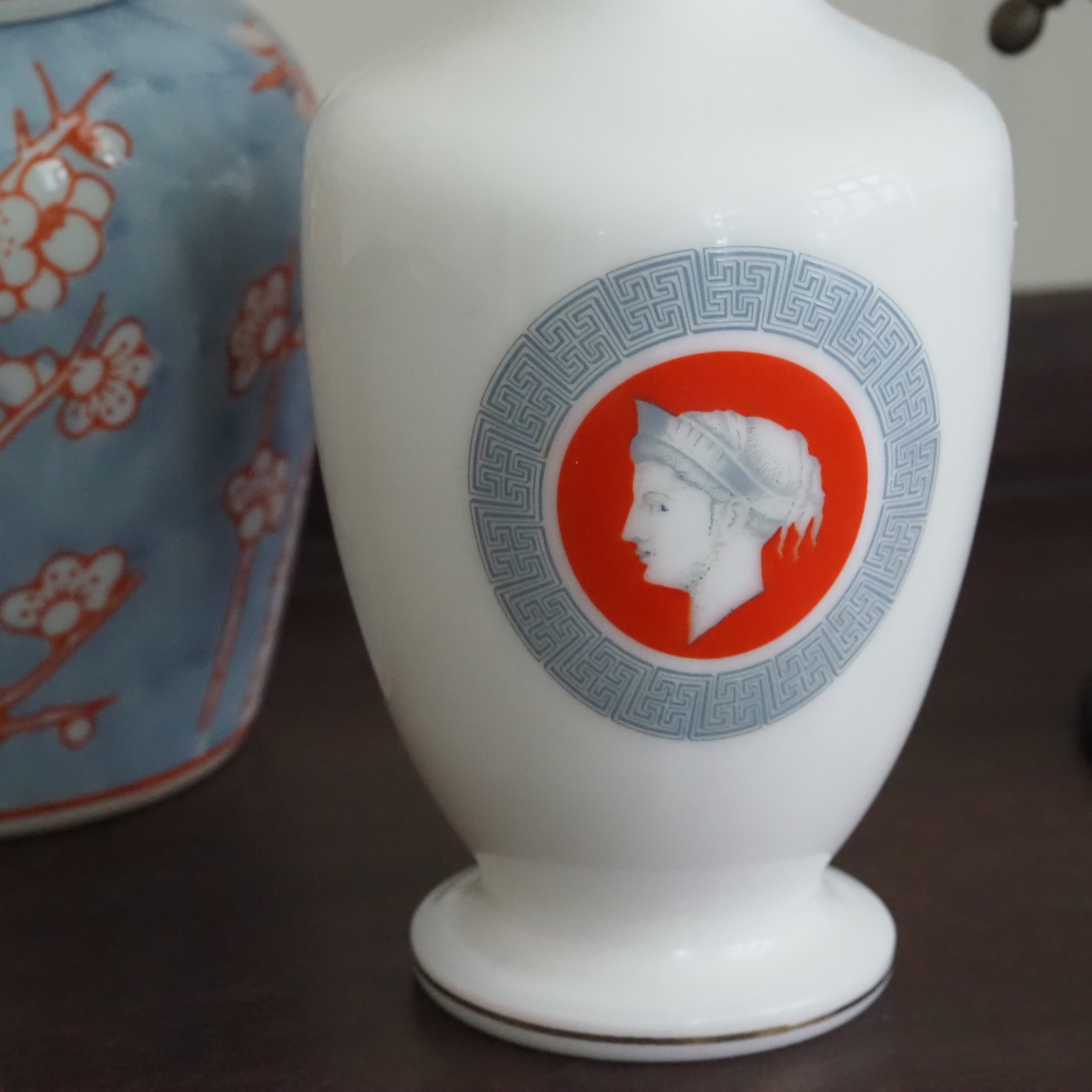 Karaffe Weiß Glas · Klassizistisches Medaillon, griechisches Mäandermuster
