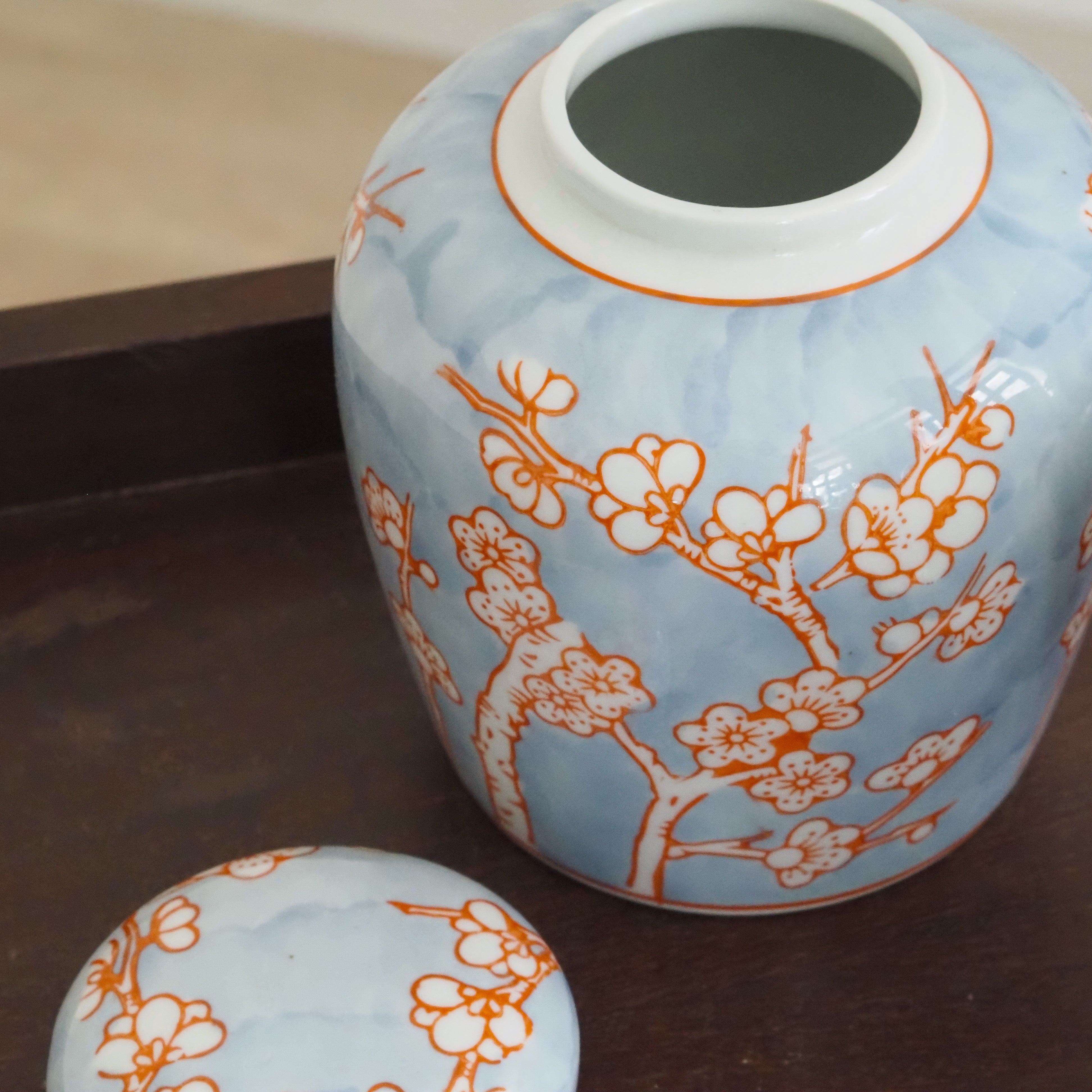 Porzellan-Deckeldose · asiatisch inspirierte Blütenornamentik in Hellblau