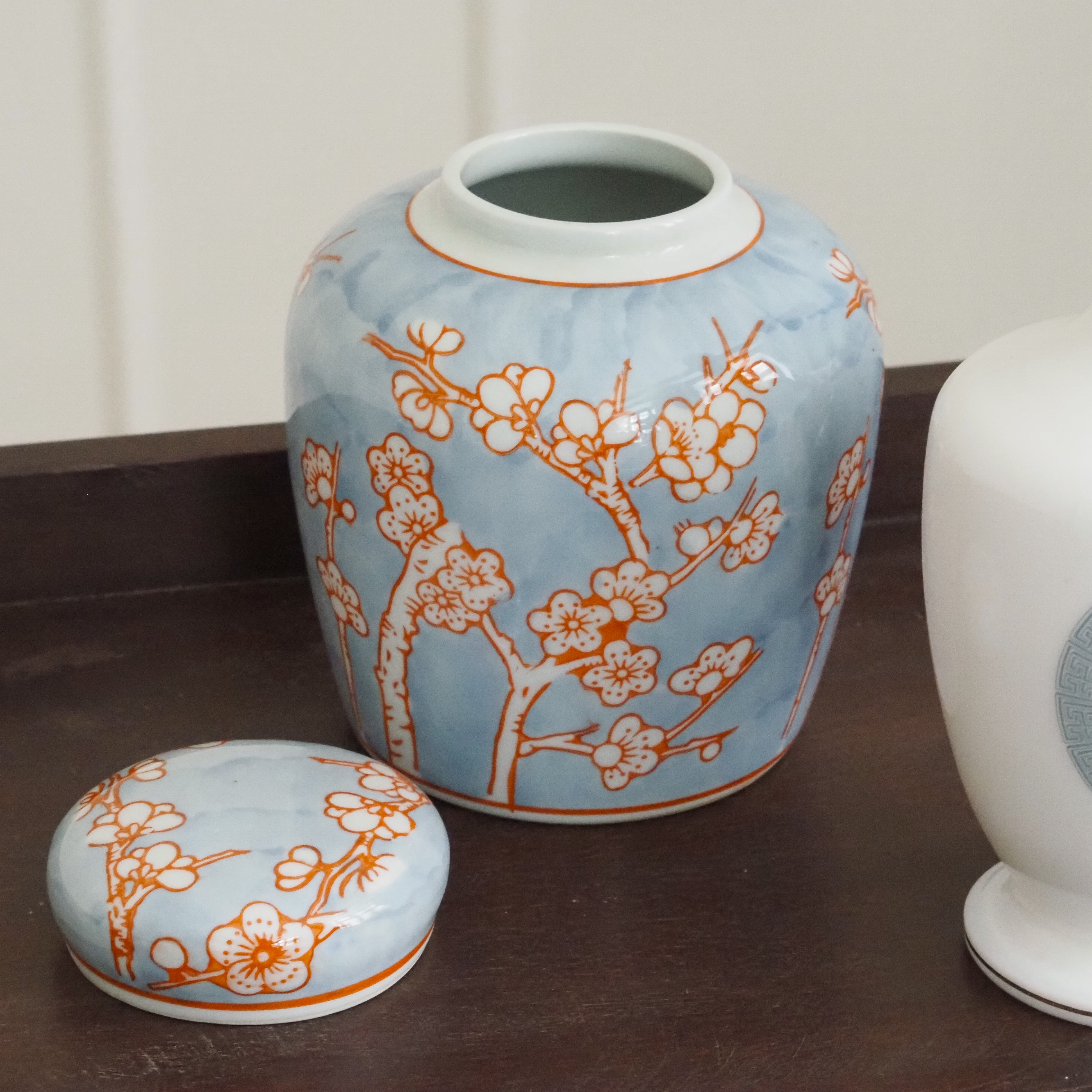 Porzellan-Deckeldose · asiatisch inspirierte Blütenornamentik in Hellblau
