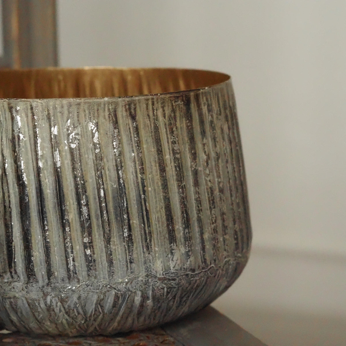 Windlicht Almu Weiß Gold · geripptes Metall · S oder M