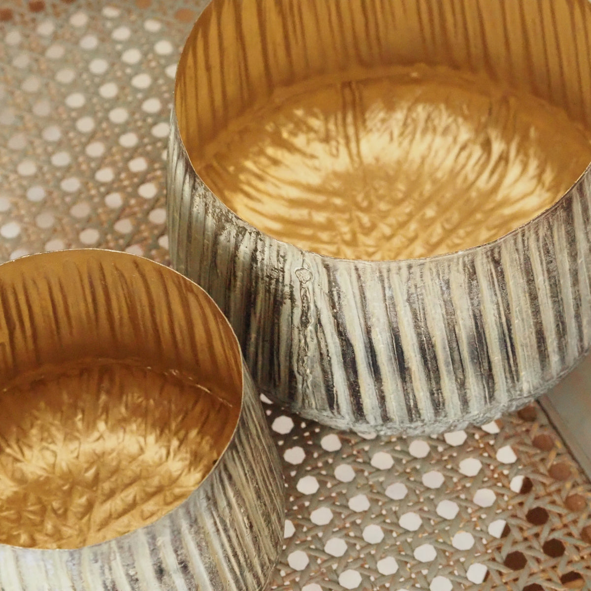 Windlicht Almu Weiß Gold · geripptes Metall · S oder M
