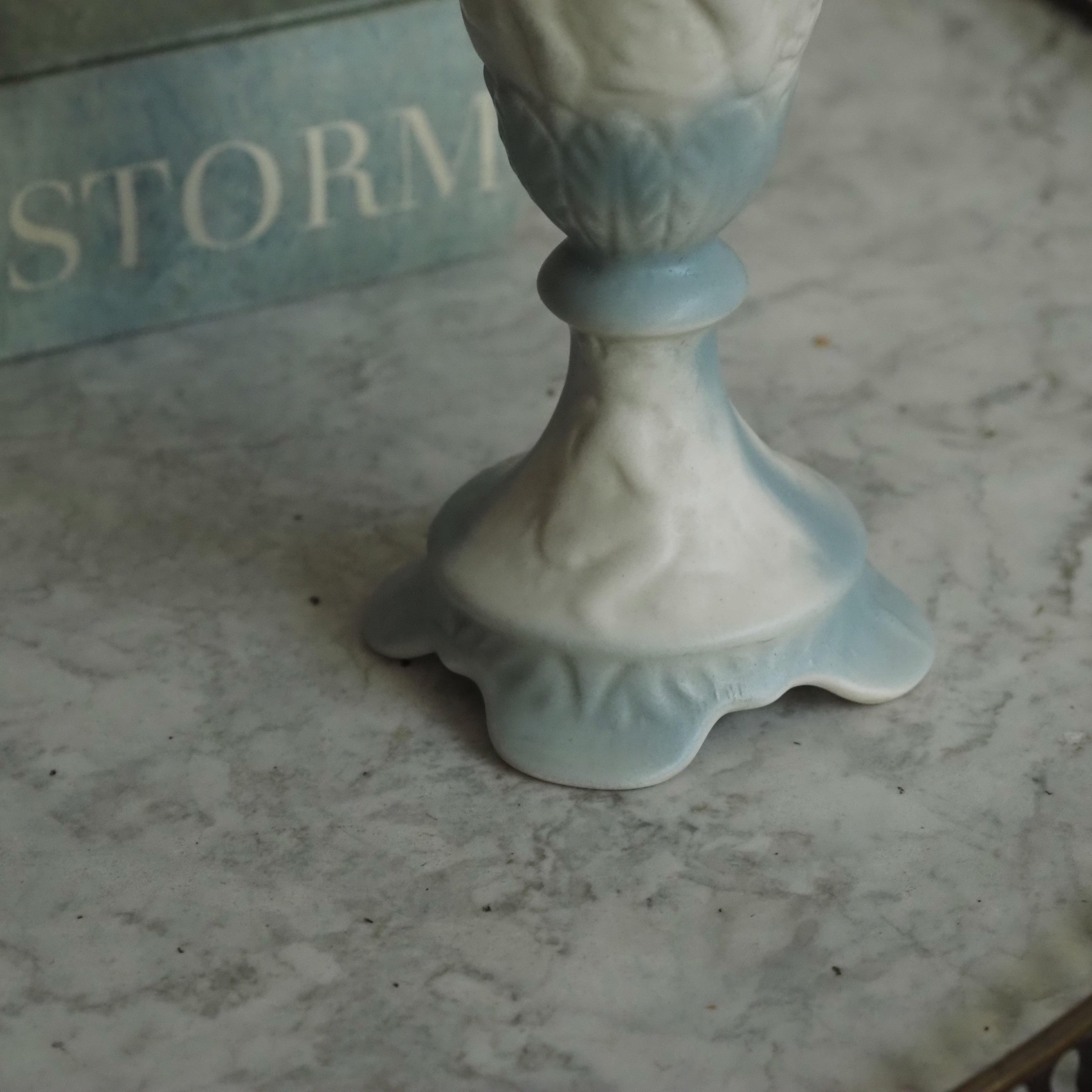 Amphorenvase mit Cherubinenrelief · historisierende Form in Blau-Weiß