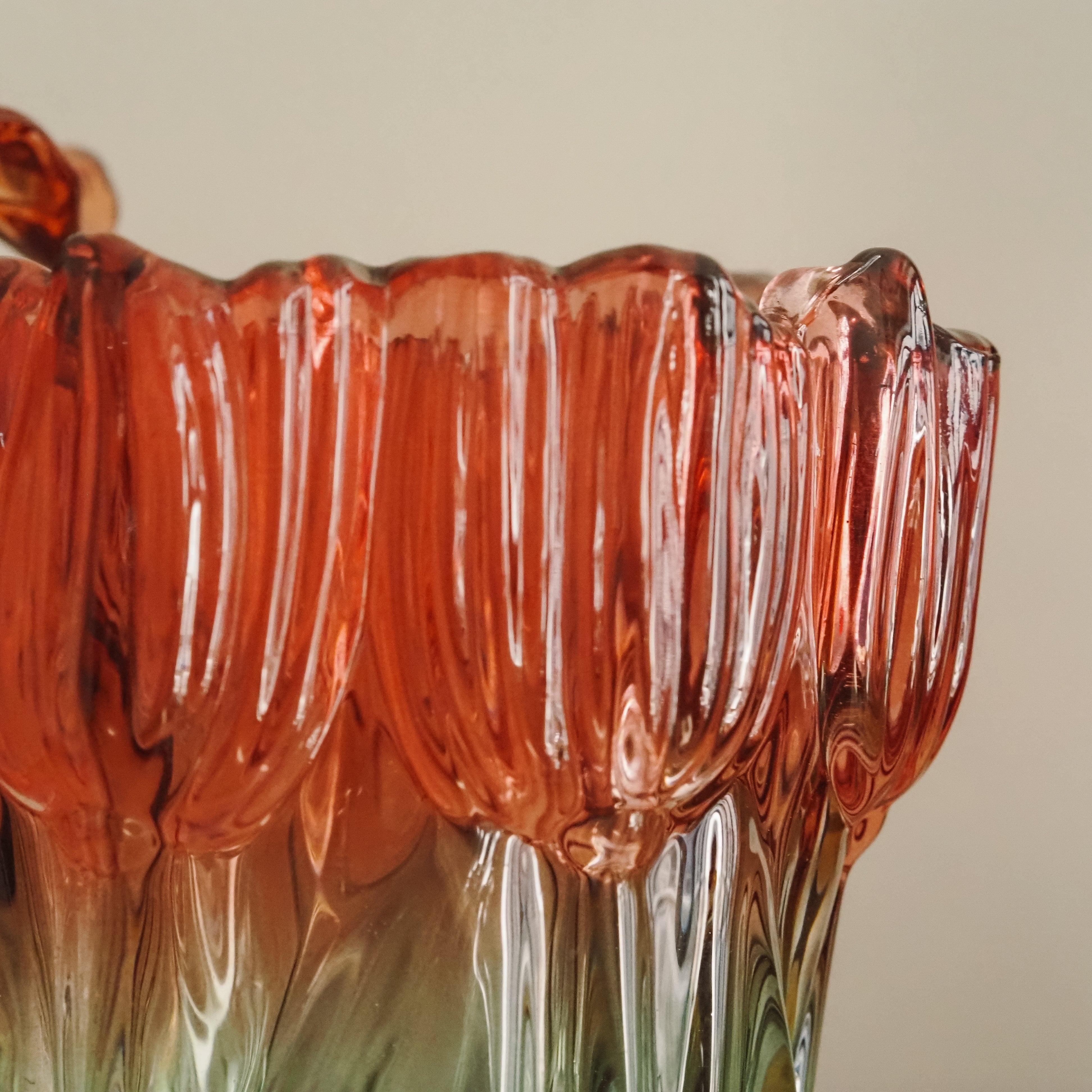 VASE / KERZENHALTER · Glasobjekte rot-grün · organische Formgebung