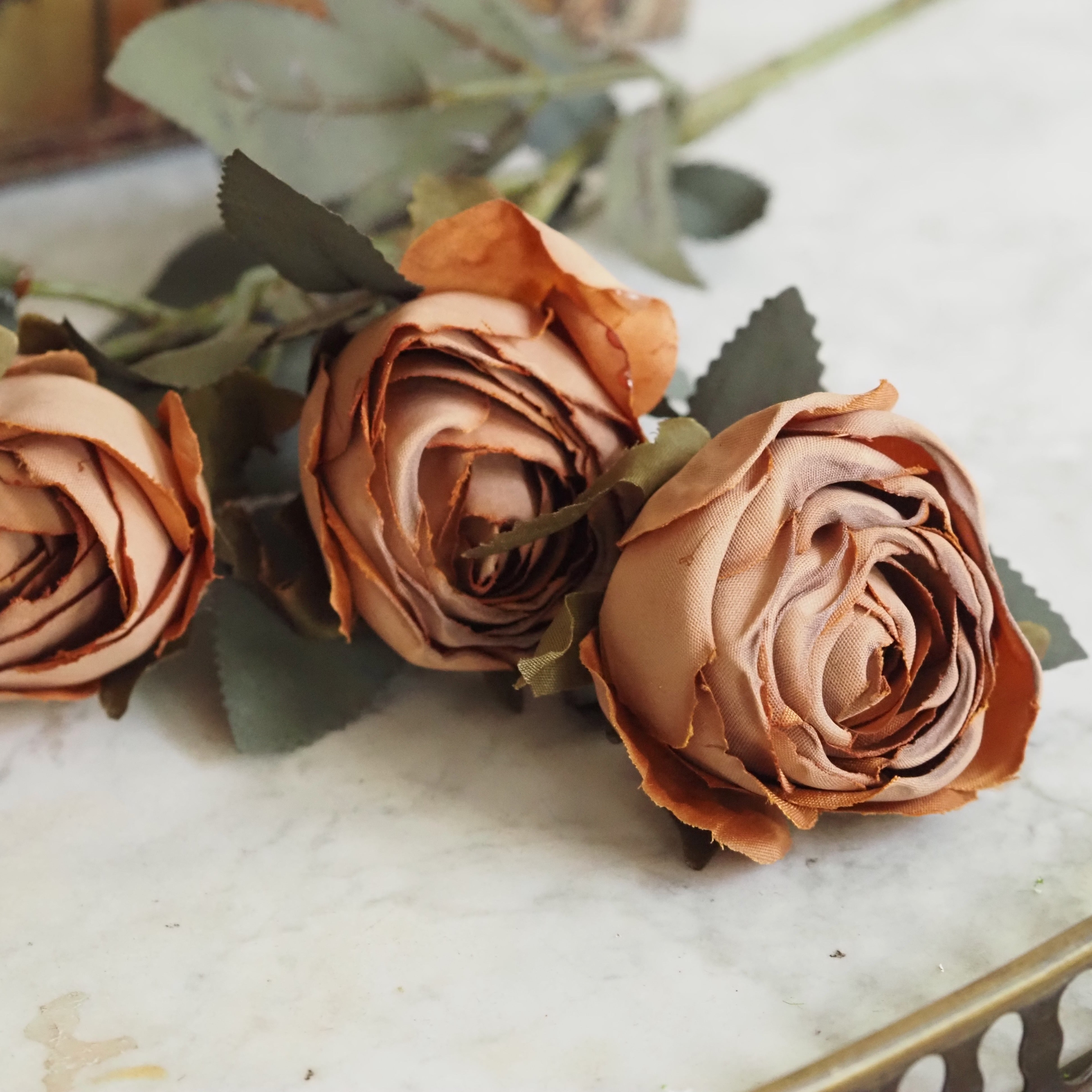 Dekorativer Rosenblütenzweig · florale Wohnraumdekoration