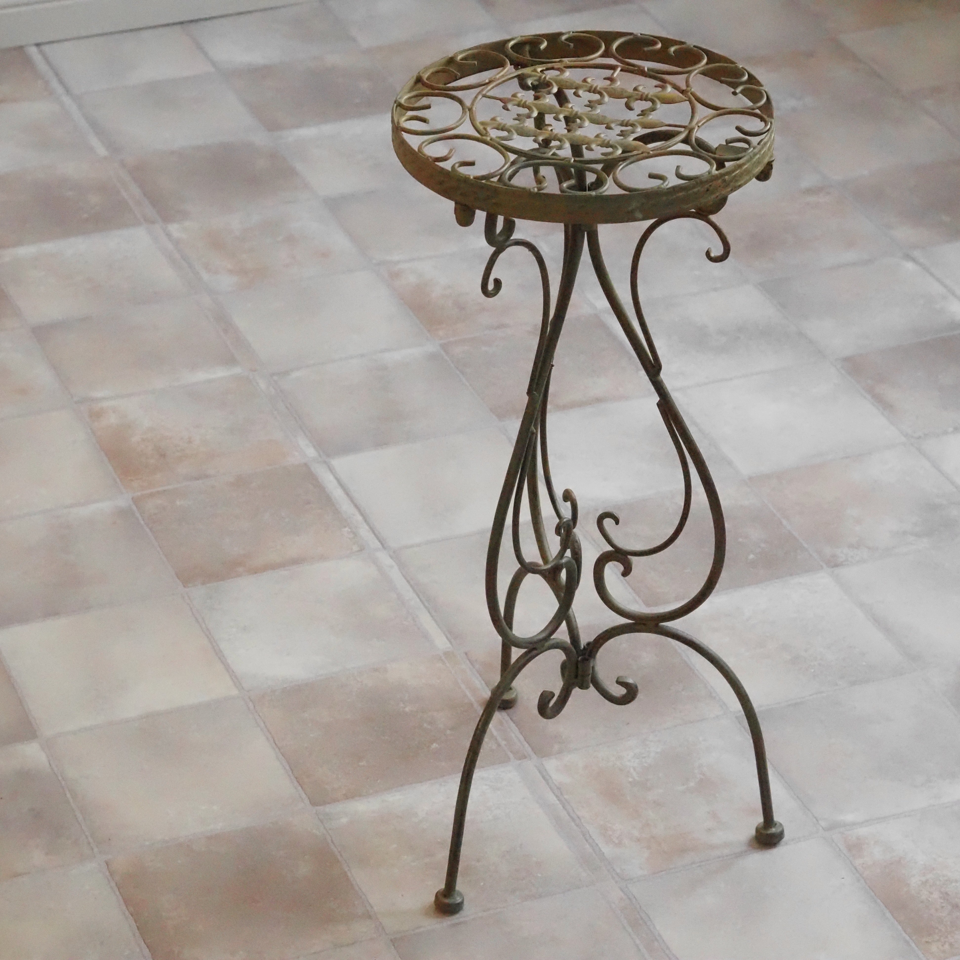 Beistelltisch Metall · Lilien-Rosette, Goldpatina