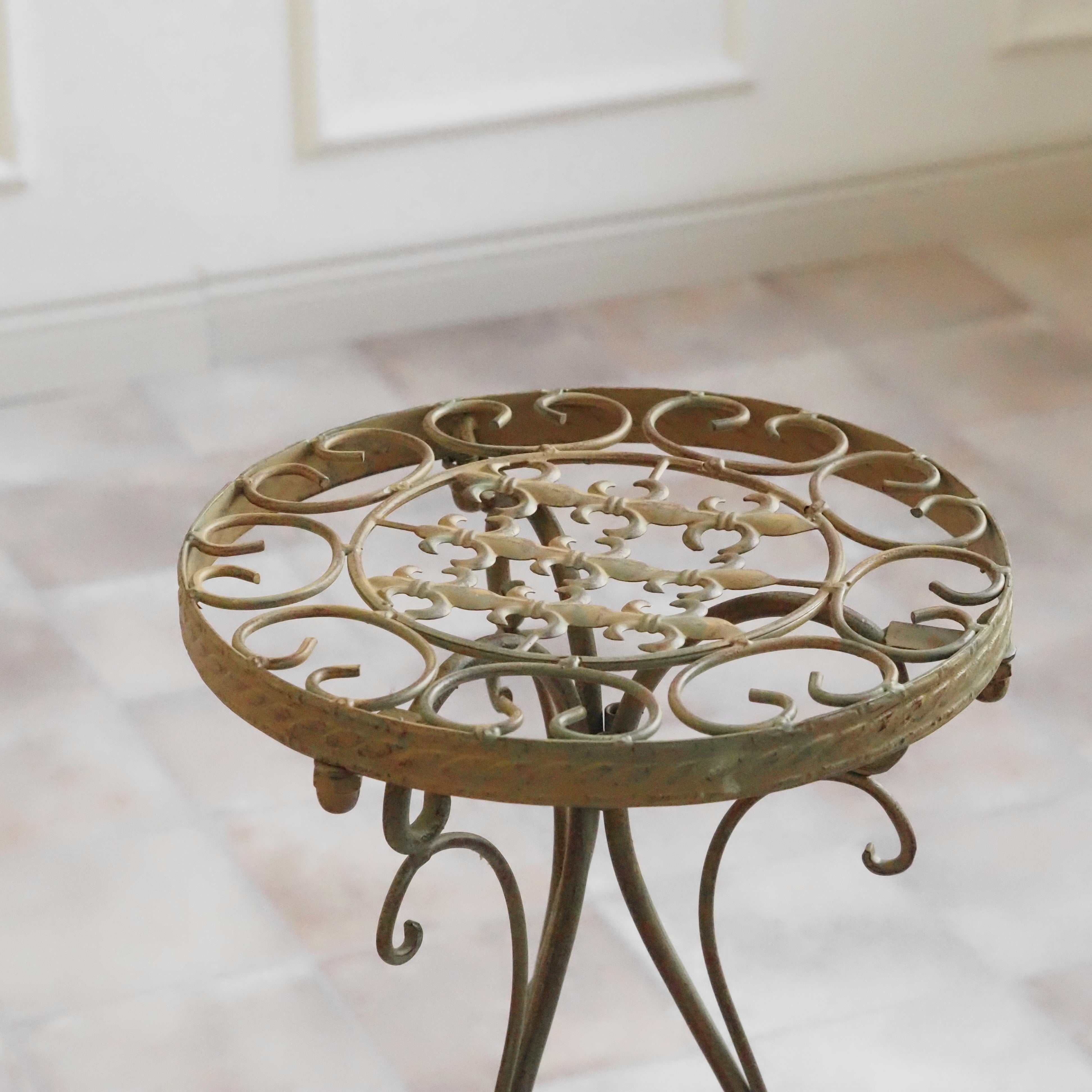 Beistelltisch Metall · Lilien-Rosette, Goldpatina