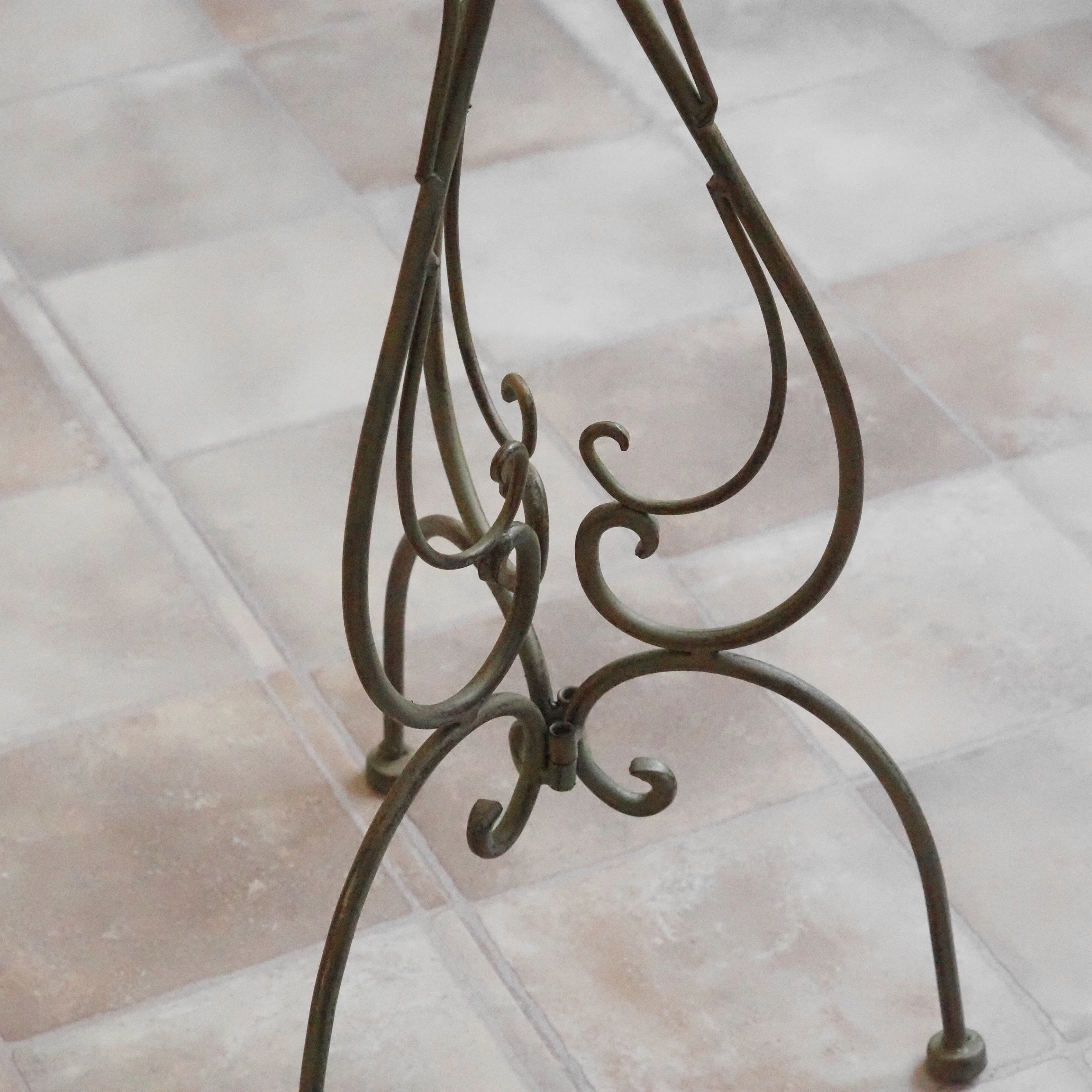 Beistelltisch Metall · Lilien-Rosette, Goldpatina