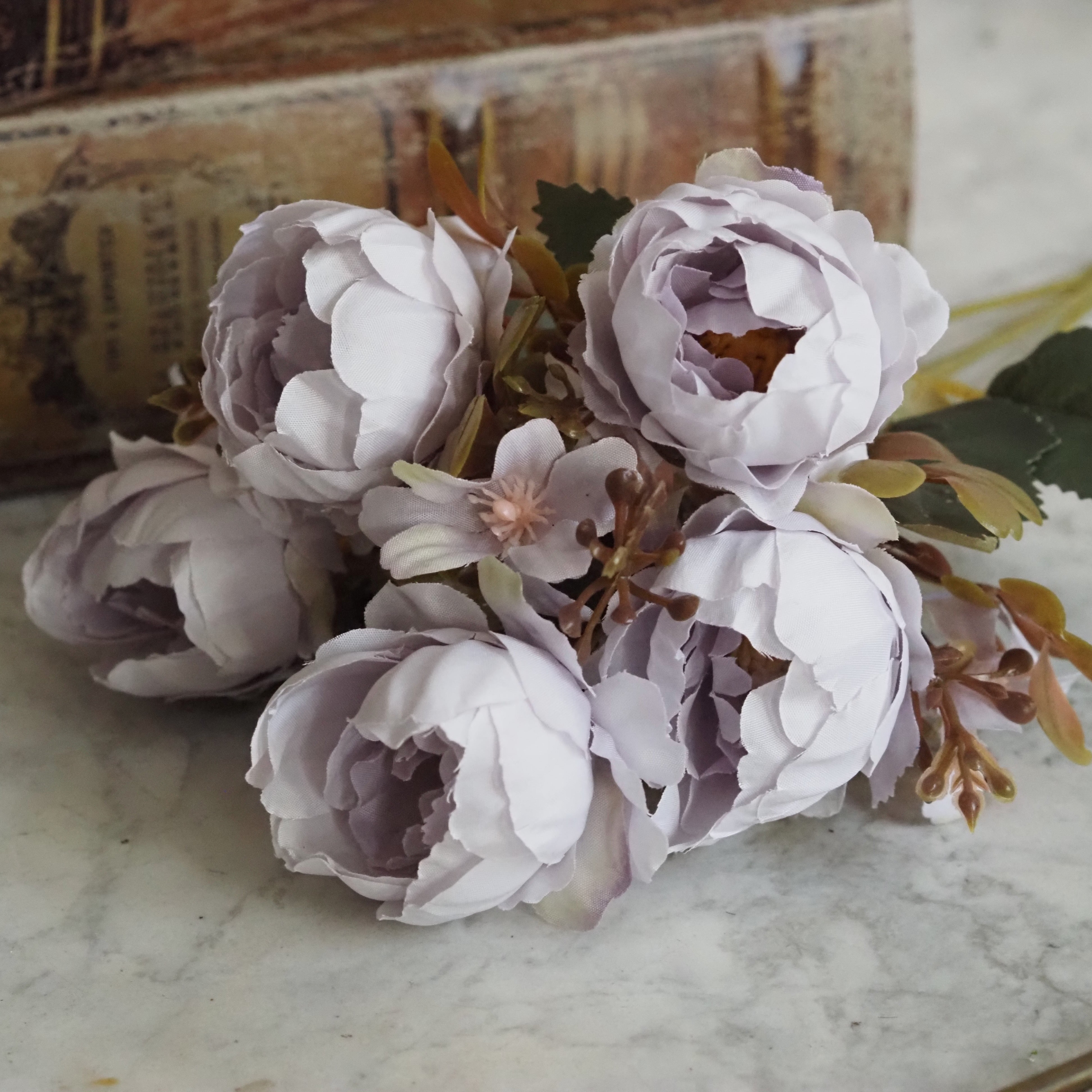 Dekorativer Rosenblütenzweig · florale Wohnraumdekoration